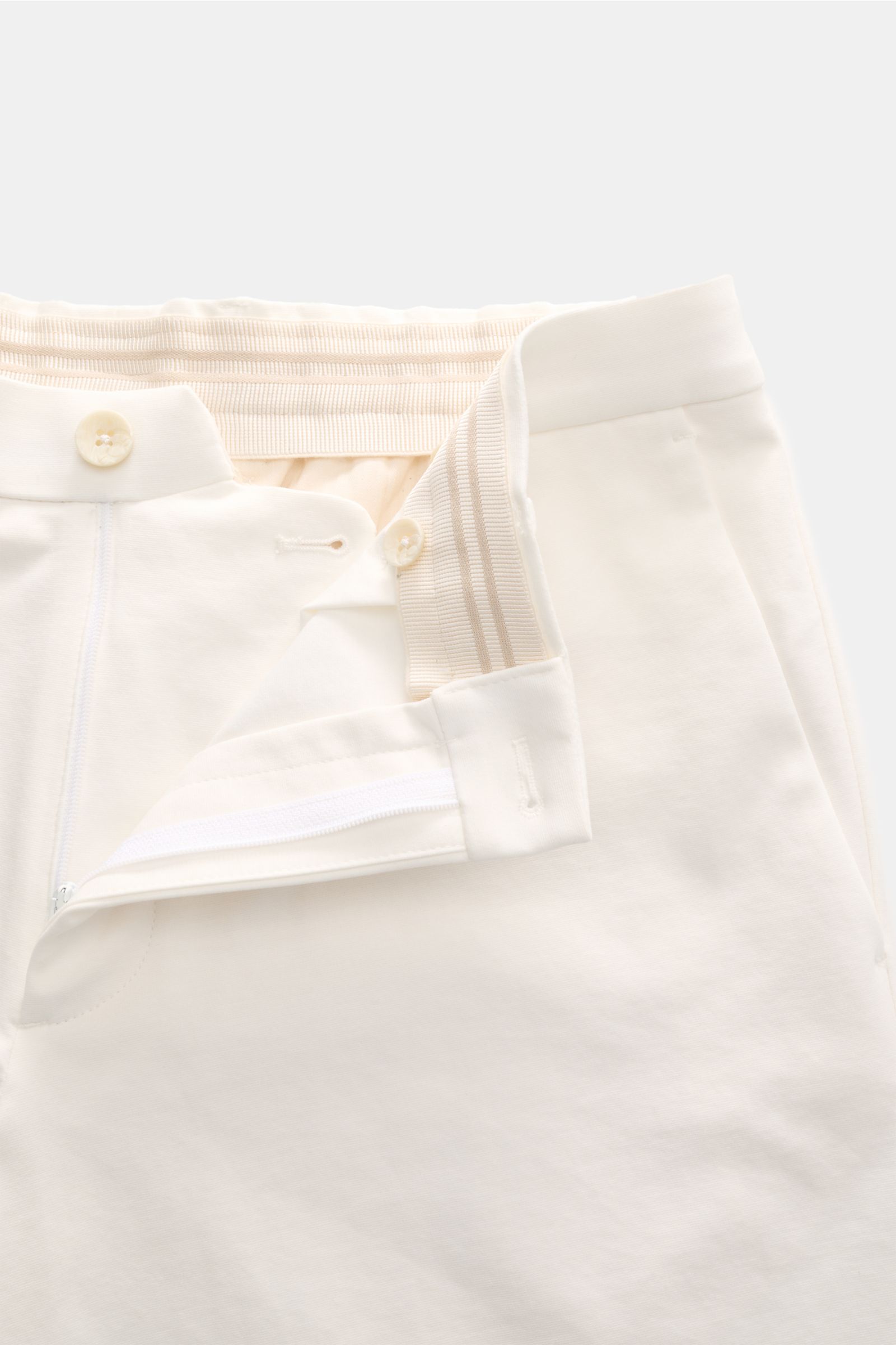 GTA Jersey-Shorts 'Davide' creme, Detailaufnahme von vorne oben, weicher Jersey aus Baumwolle/Microfaser, elastischer Bund, Reißverschluss, Bundknopf.