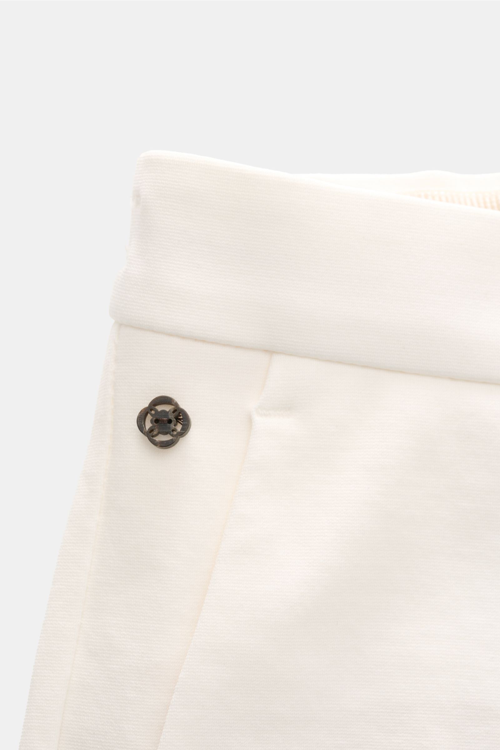 GTA Jersey-Shorts 'Davide' creme, Detailaufnahme von oben schräg, weicher Jersey aus Baumwolle und Microfaser, mit Knopf, elastischem Bund, Regular Fit.