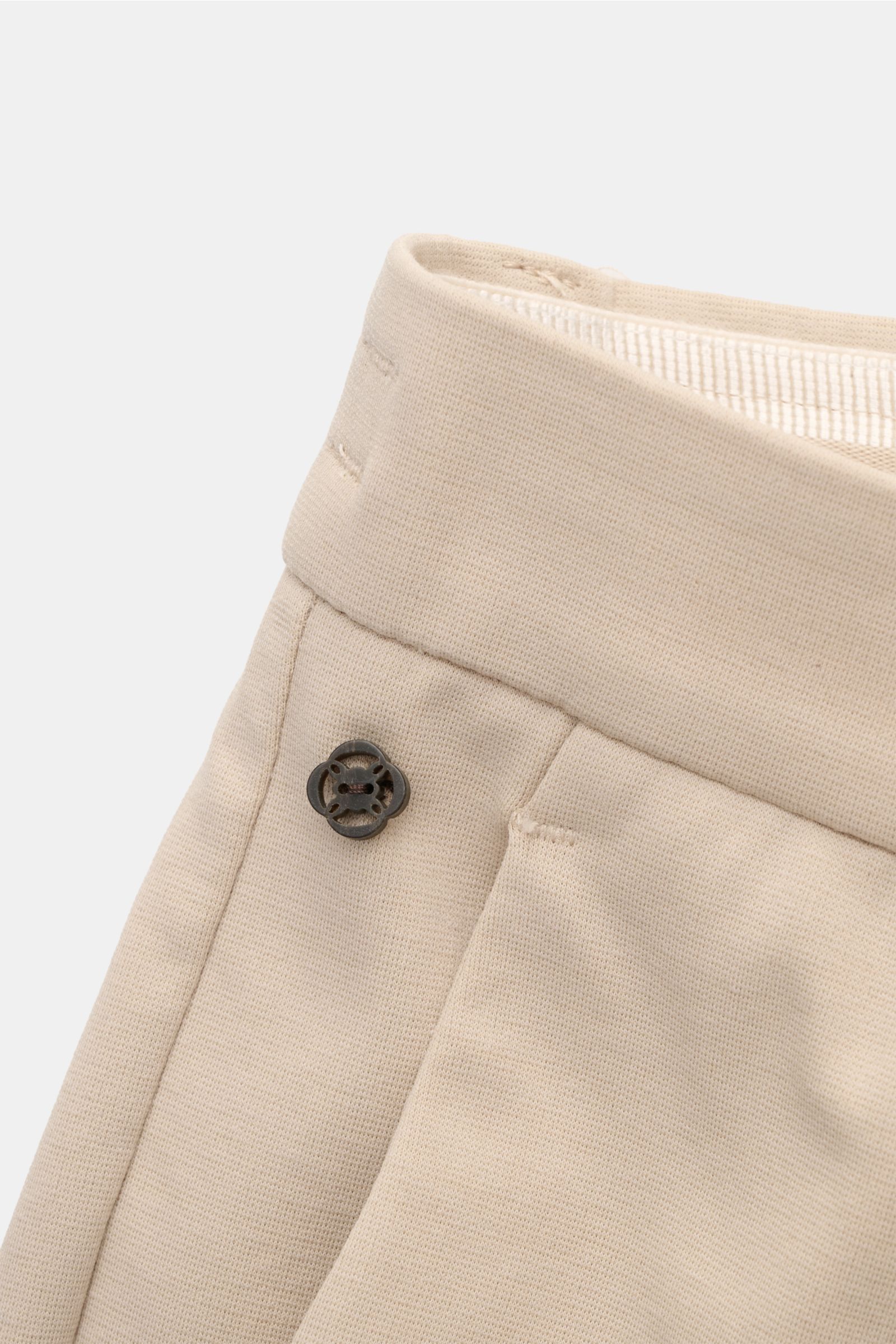 Alt tag (125 characters): Close-up front view of GTA Jersey shorts 'Davide' beige showing waistband, button detail, and soft cotton-microfibre fabric.

A soft blend of cotton and premium microfibre in a jersey finish makes the casual shorts 'Davide' by