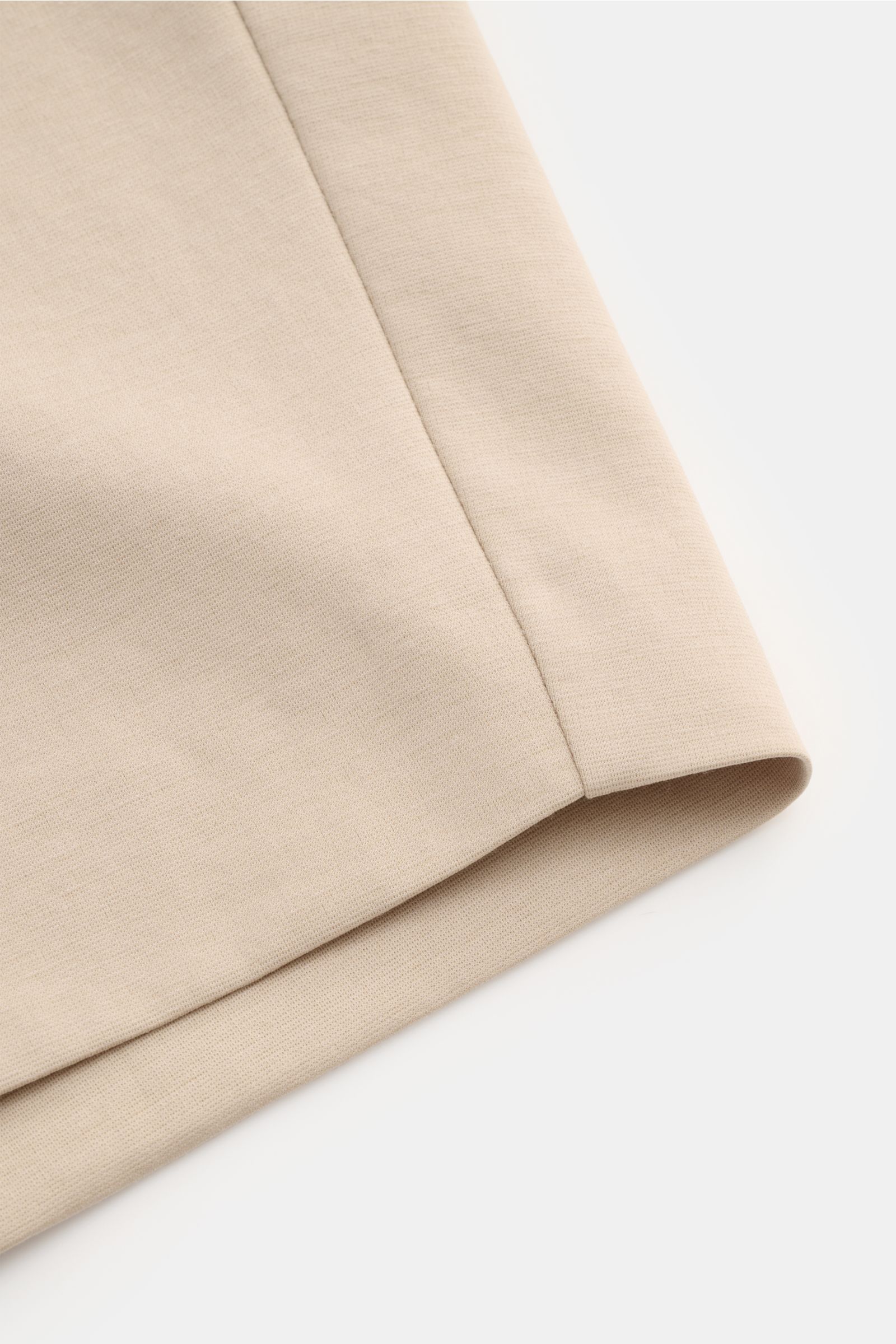 Close-up image of GTA Jersey shorts 'Davide' beige showing soft cotton-microfibre fabric from a folded side perspective.

Description: 
A soft blend of cotton and premium microfibre in a jersey finish makes the casual shorts 'Davide' by GTA a comfortab