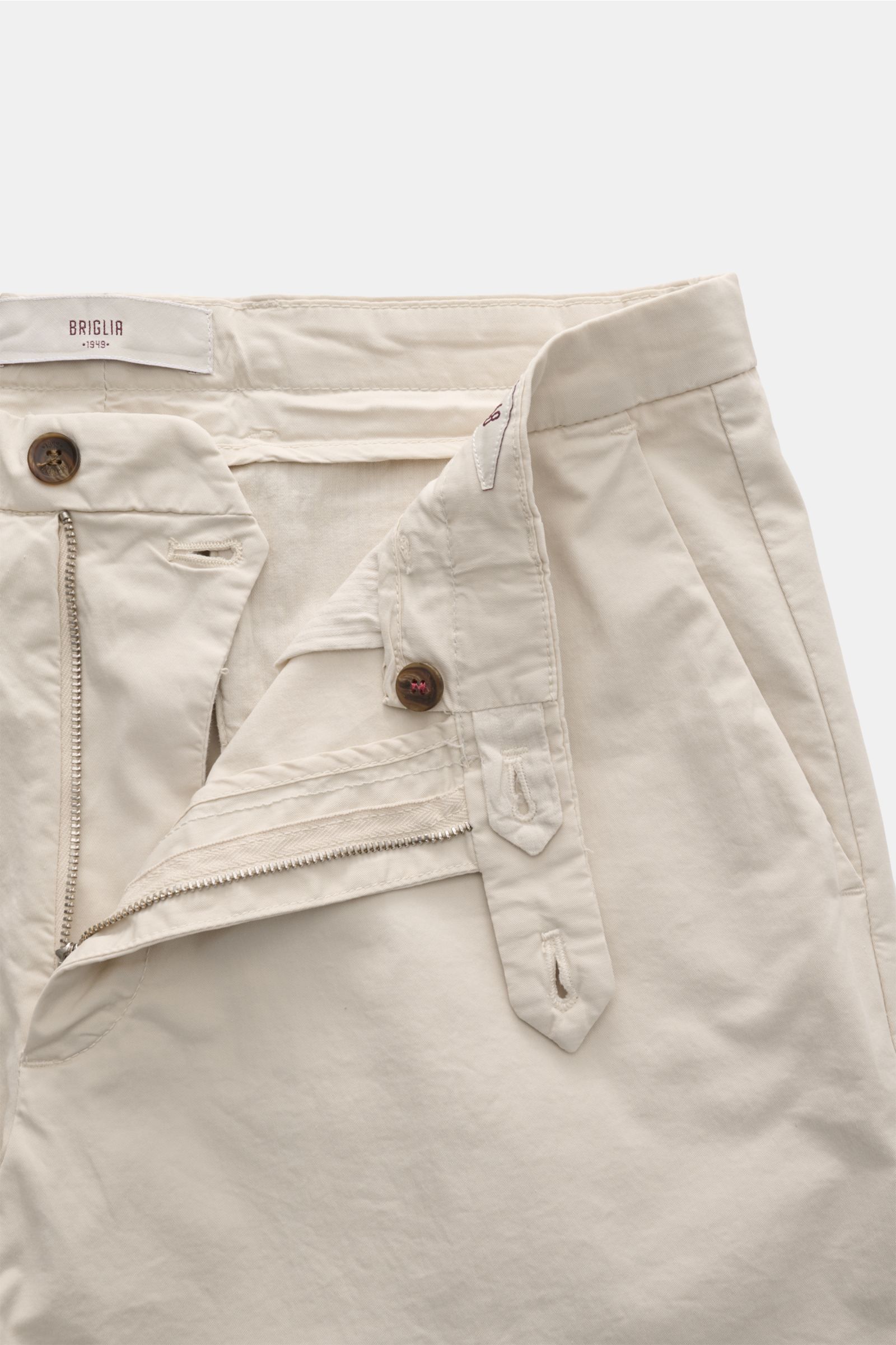 Briglia 1949 Shorts 'Garda' creme, Nahaufnahme von vorne mit offenem Reißverschluss, Bundknopf, französischen Taschen aus elastischer Baumwolle.