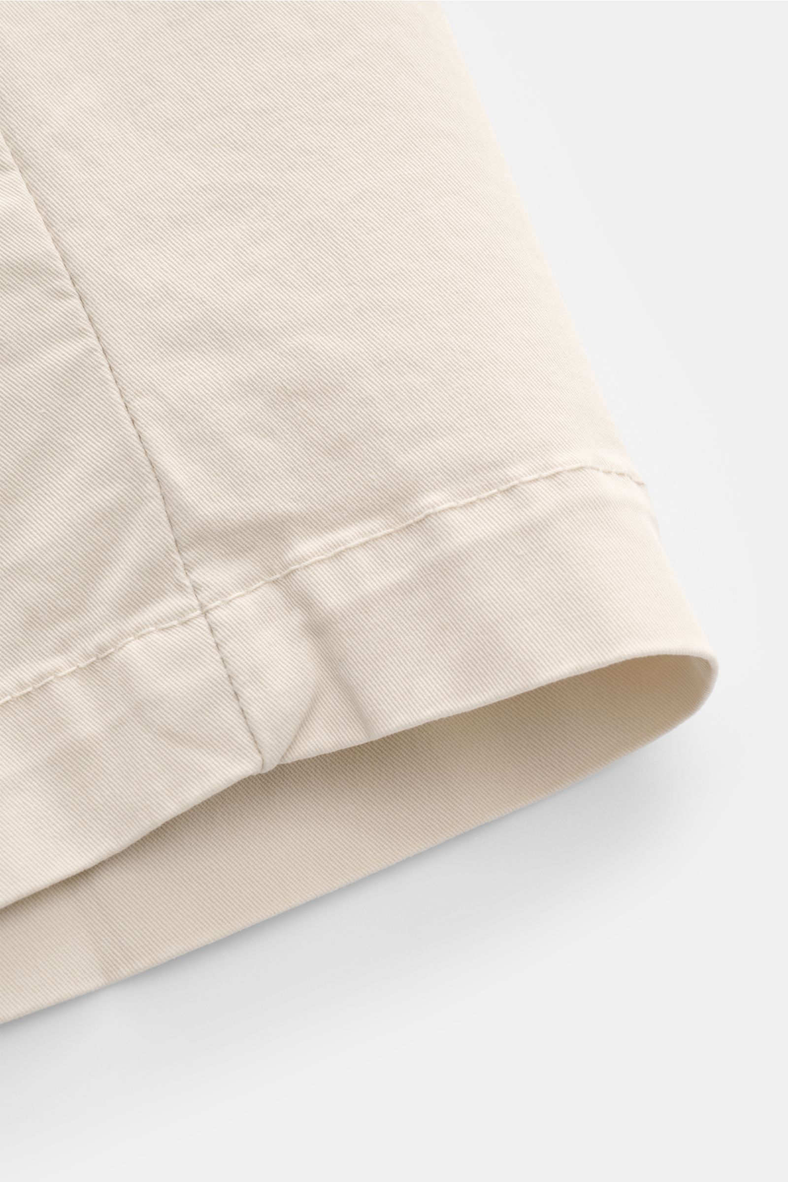 Briglia 1949 Shorts 'Garda' creme, Detailaufnahme Saum aus elastischer Baumwolle, weicher Griff, Twill, Regular Fit, frontal fotografiert.