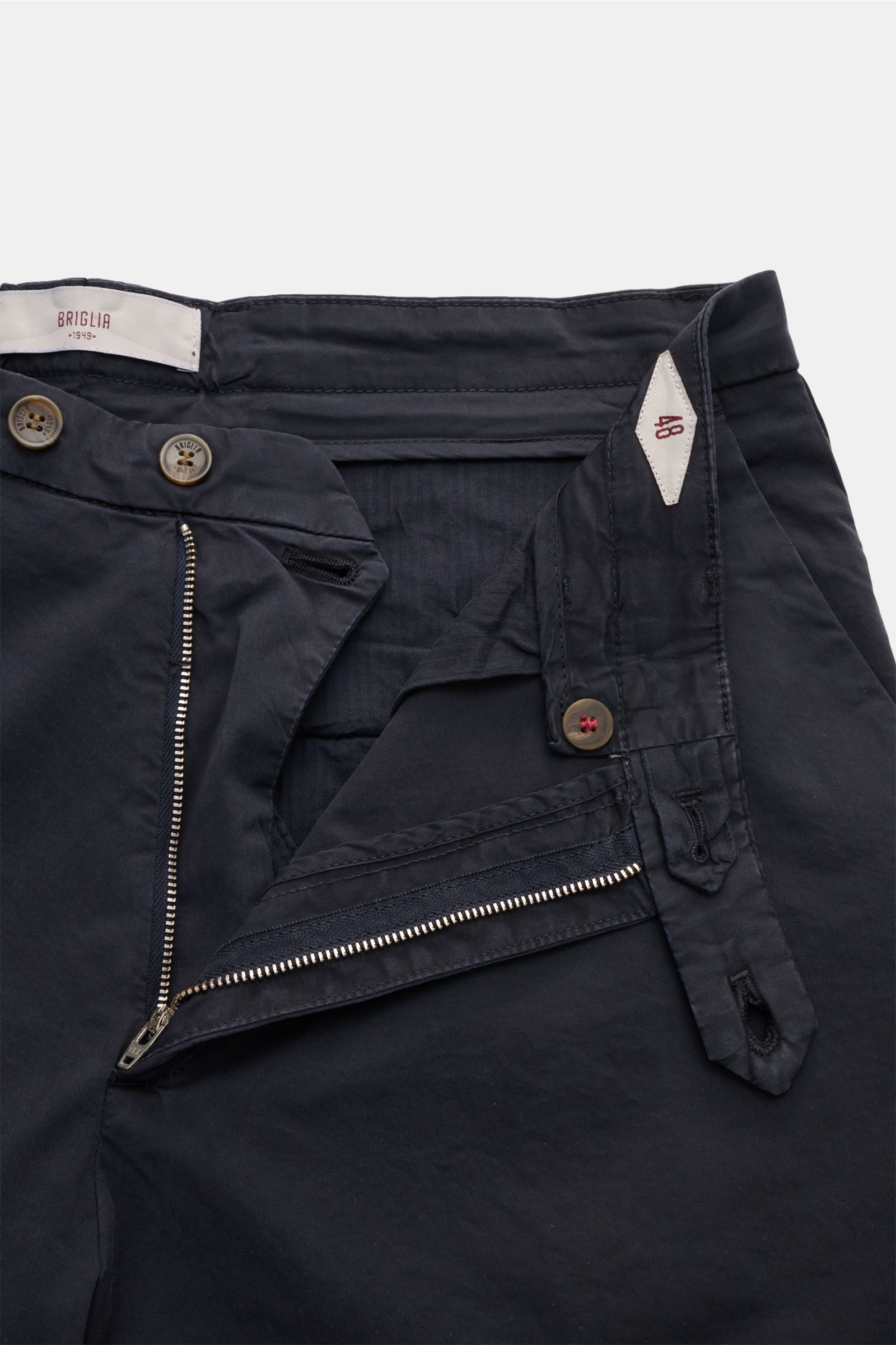 Close-up front view of Briglia 1949 Shorts 'Garda' navy with open zip, buttons, and waistband details in elasticated cotton twill.

Summer essential: With their elasticated cotton, the shorts 'Garda' by BRIGLIA 1949 are a stylish key piece for relaxed 