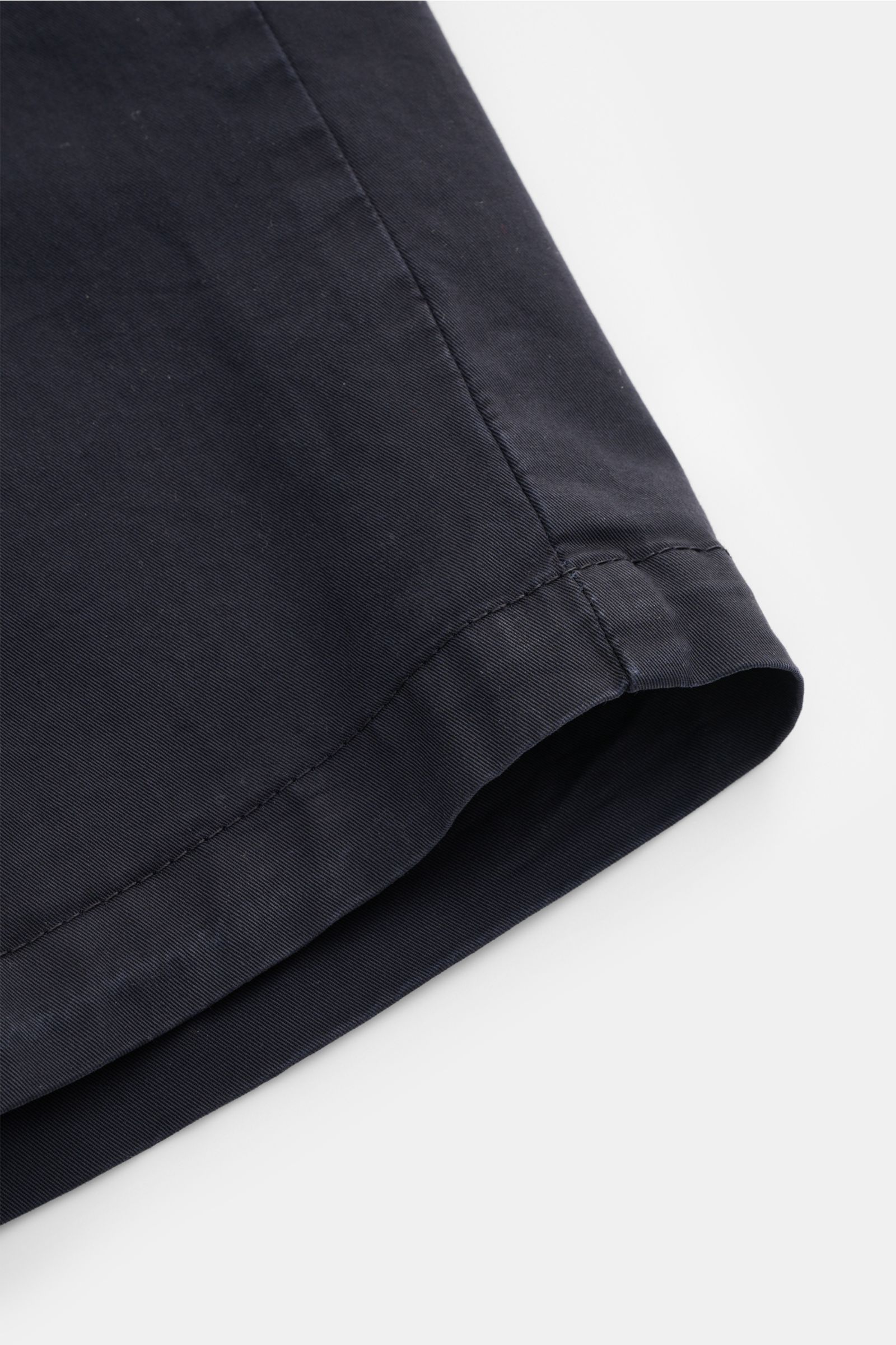 Close-up side view of Briglia 1949 Shorts 'Garda' navy showing twill elasticated cotton fabric and hem detail.

Summer essential: With their elasticated cotton, the shorts 'Garda' by BRIGLIA 1949 are a stylish key piece for relaxed holidays.

