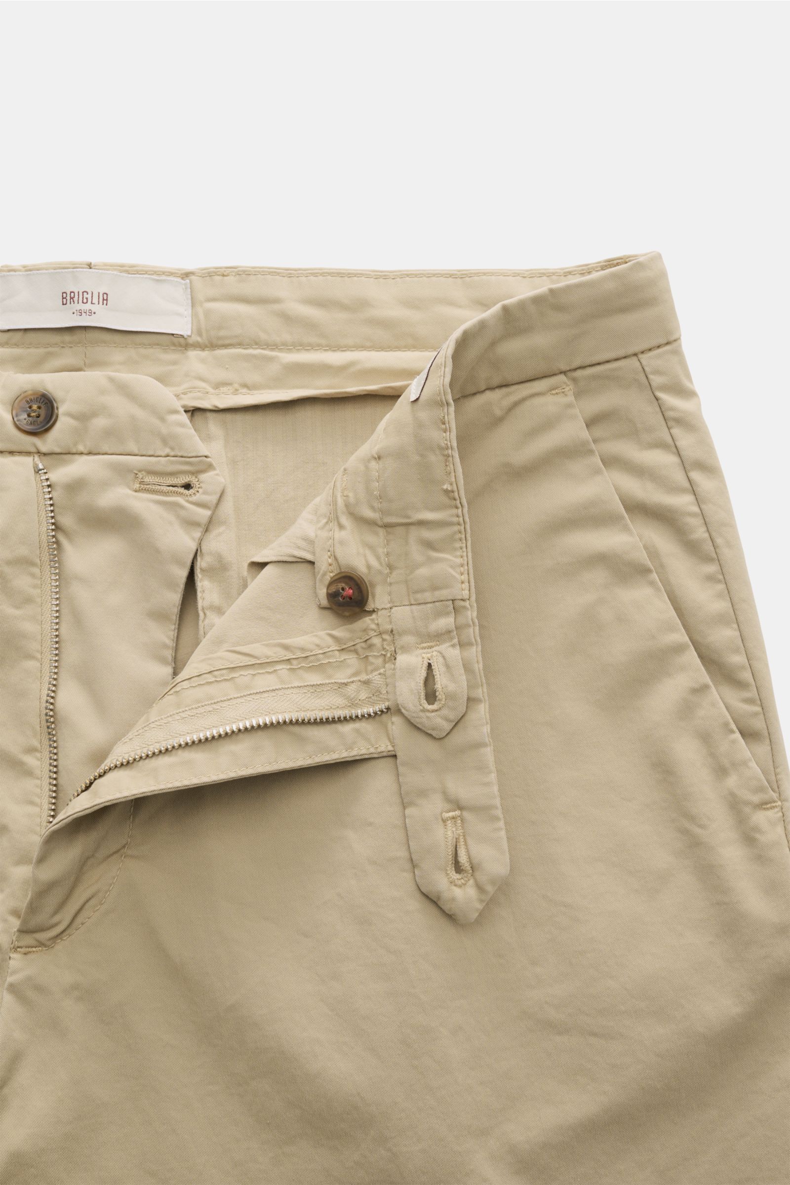 Briglia 1949 Shorts 'Garda' sand aus elastischer Baumwolle, geöffnet mit Reißverschluss, Bundknopf, Taschen, weicher Griff, Front nah fotografiert.