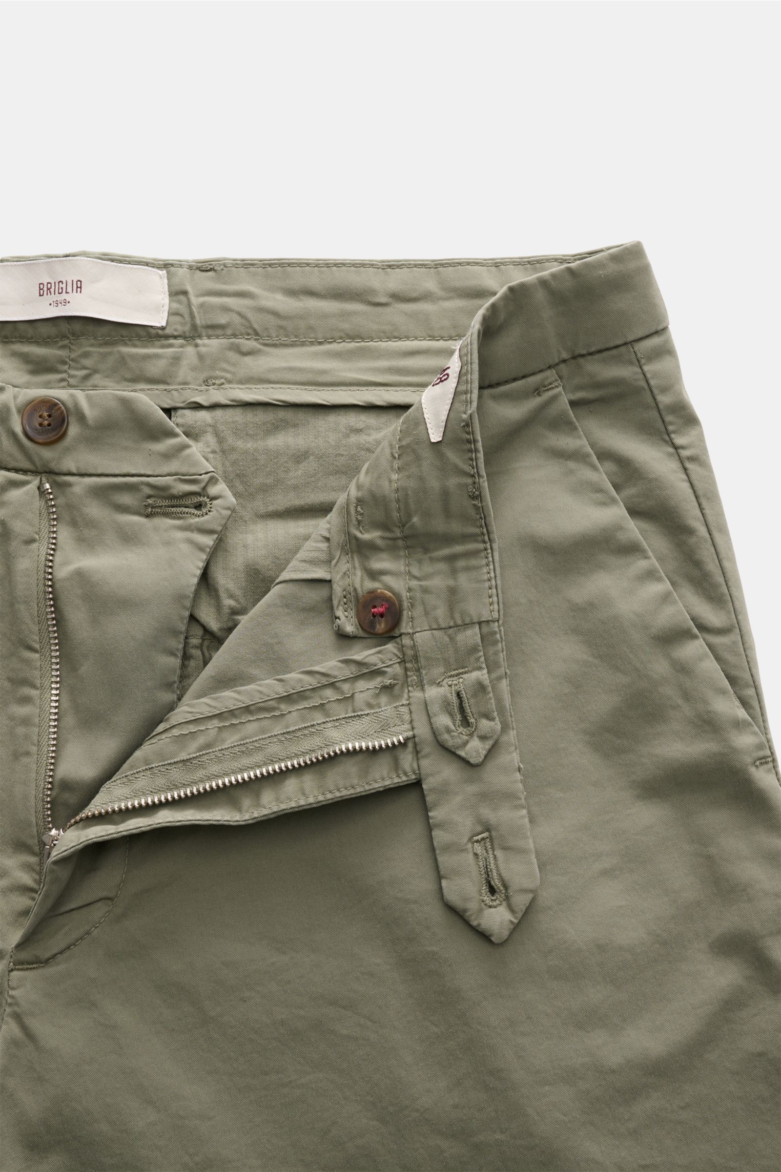 Briglia 1949 Shorts 'Garda' salbei, Detailansicht von oben offen, elastische Baumwolle, Reißverschluss, Bundknopf, französische Taschen.