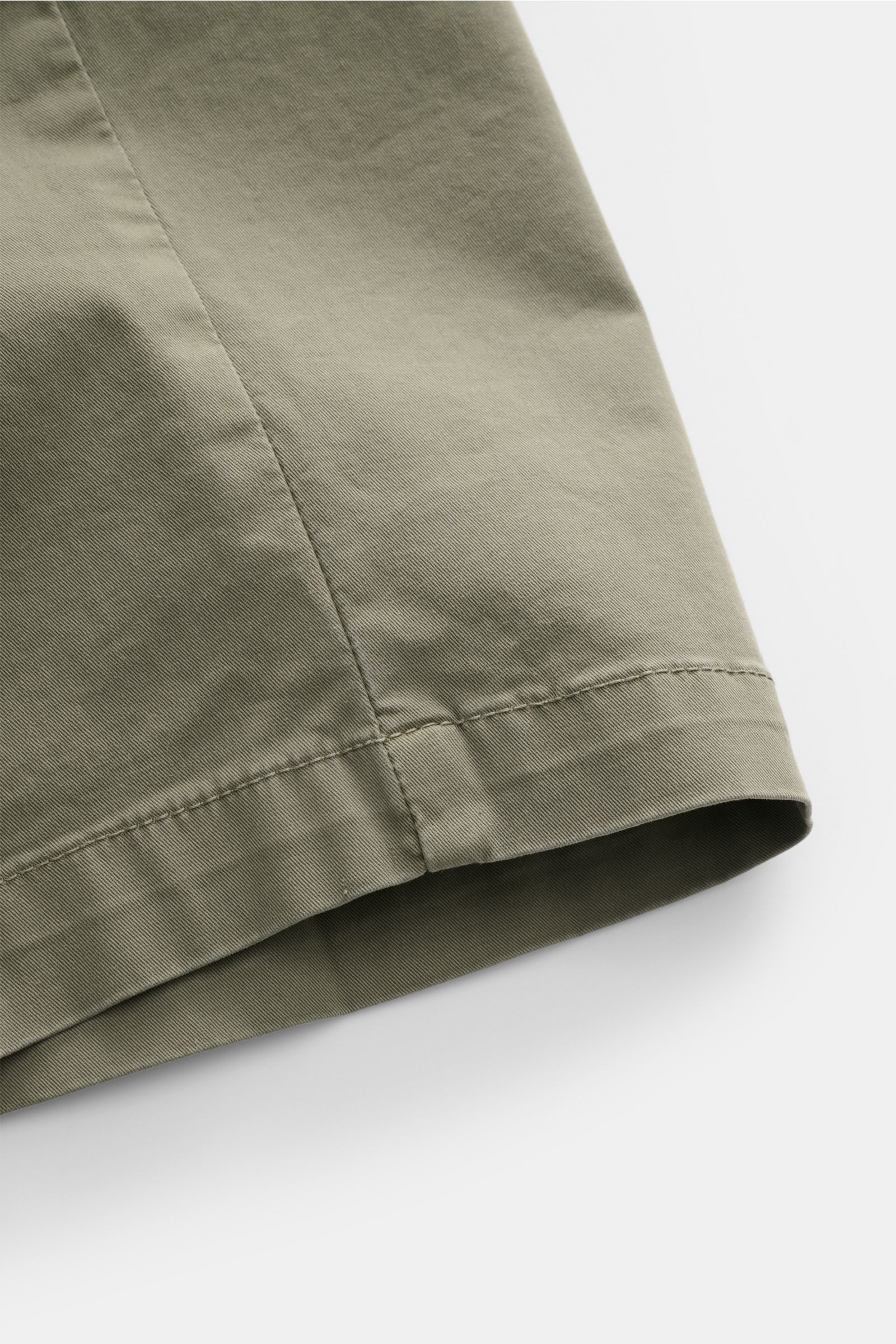 Briglia 1949 Shorts 'Garda' salbei, Detailaufnahme der elastischen Baumwoll-Twill-Shorts mit weichem Griff, Saum und Naht aus schräger Perspektive.