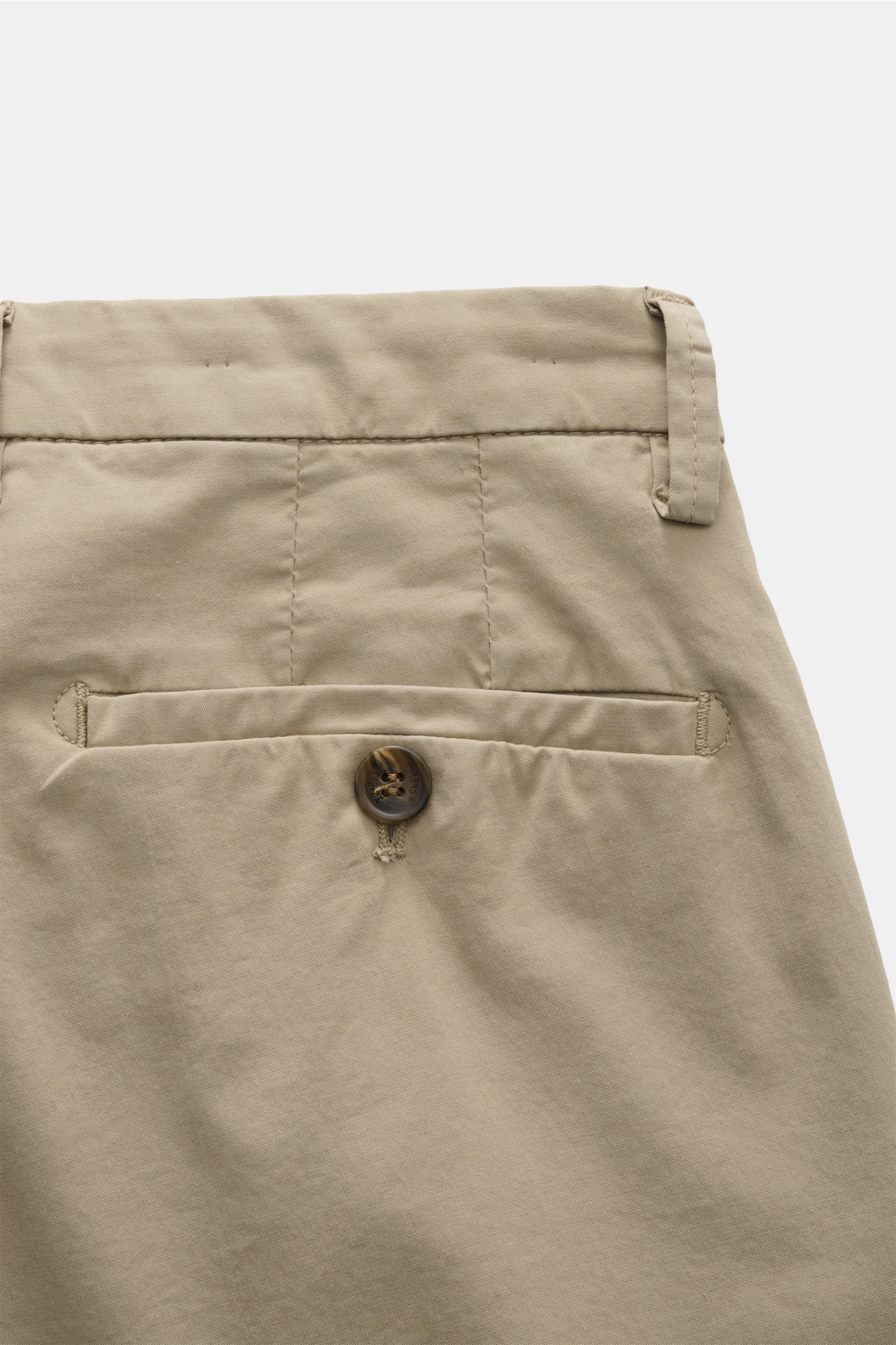 Briglia 1949 Bermudas taupe, Rückansicht, Slim Fit aus elastischer Baumwolle mit französischer Tasche, Uhrentasche, Knopf, Saumaufschlag.