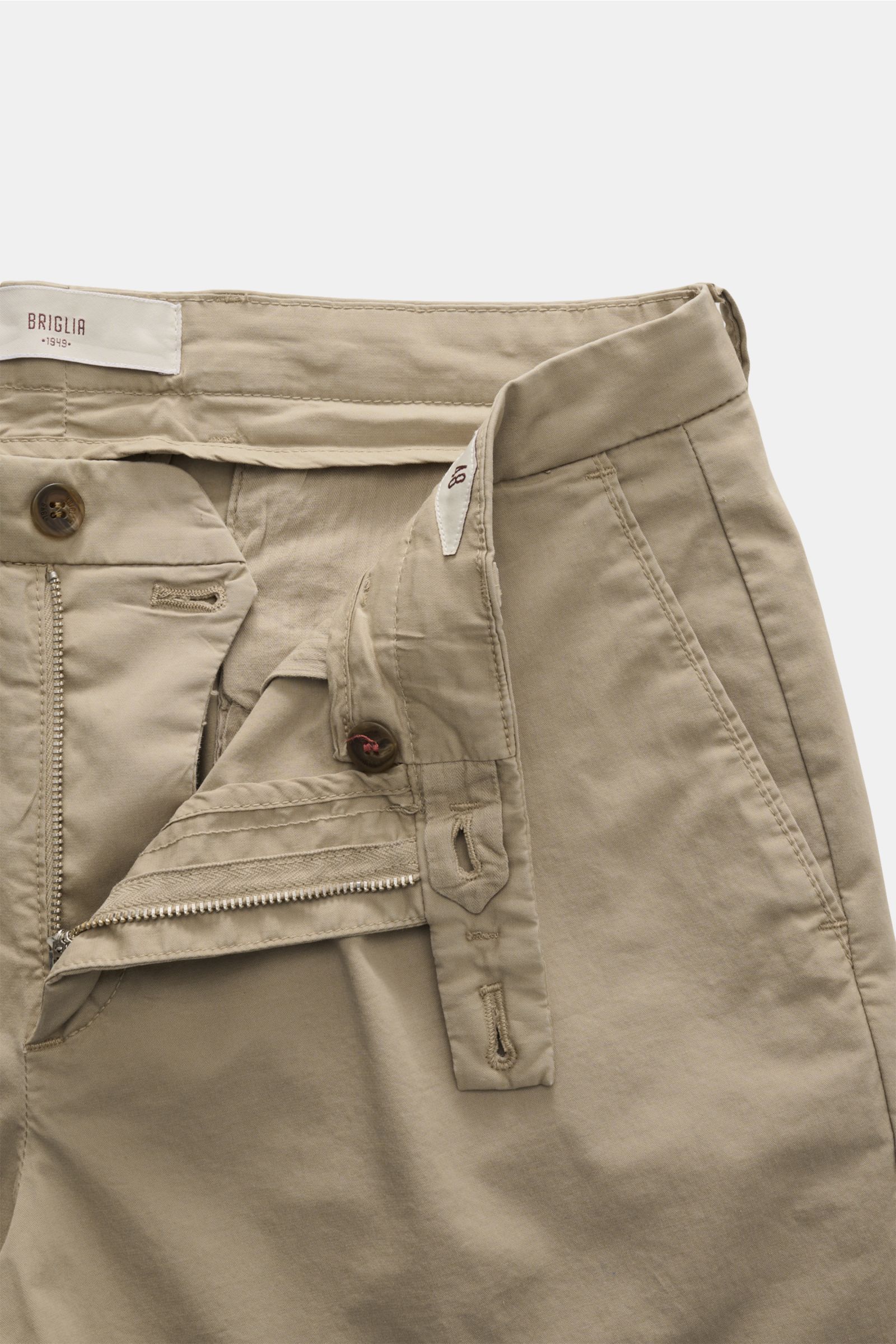 Briglia 1949 Bermudas taupe mit offenem Reißverschluss, Bundknopf, französischen Taschen, Uhrentasche und fixiertem Saumaufschlag, Nahaufnahme.