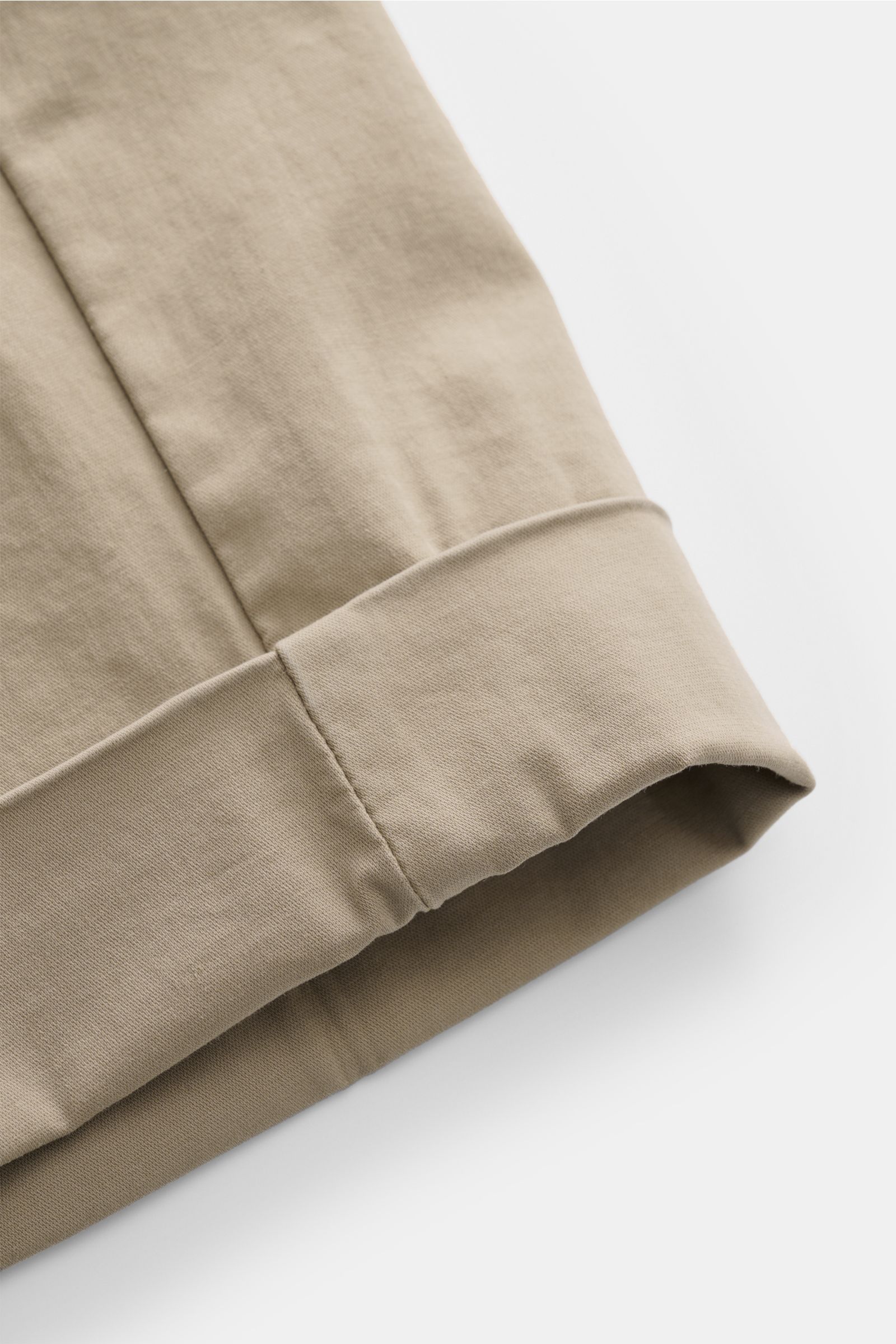 Nahaufnahme der fixierten Saumaufschläge der Briglia 1949 Bermudas taupe, sportlich-lässig aus elastischer Baumwolle, Slim Fit.