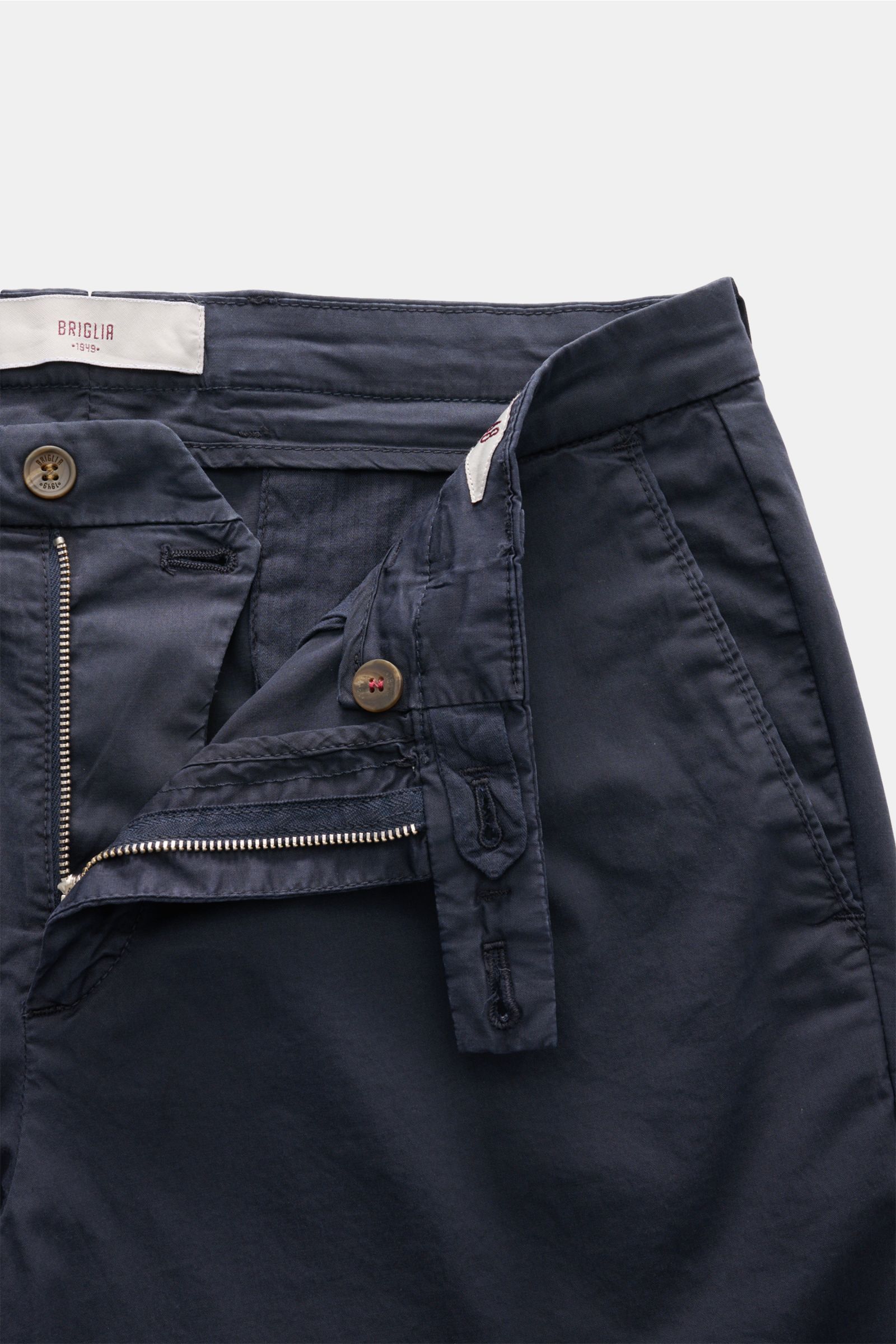 Briglia 1949 Bermudas navy aus elastischer Baumwolle mit Slim Fit, Reißverschluss, Knöpfen, Taschen, Saumaufschlag, Detailaufnahme von oben.