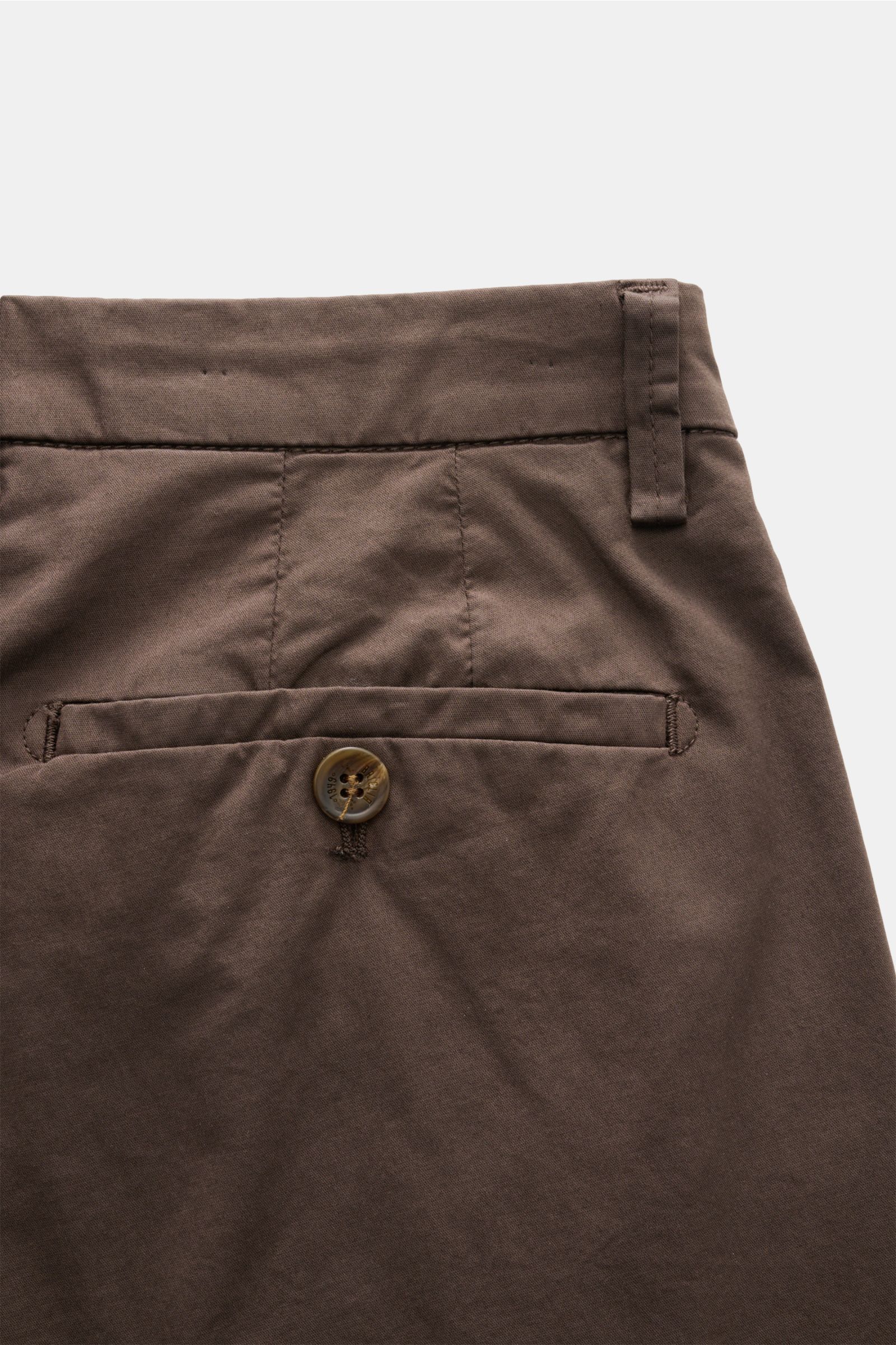 Briglia 1949 Bermudas dunkelbraun, Detailansicht von hinten, Slim Fit, elastische Baumwolle, paspelierte Gesäßtasche mit Knopf, weicher Griff.