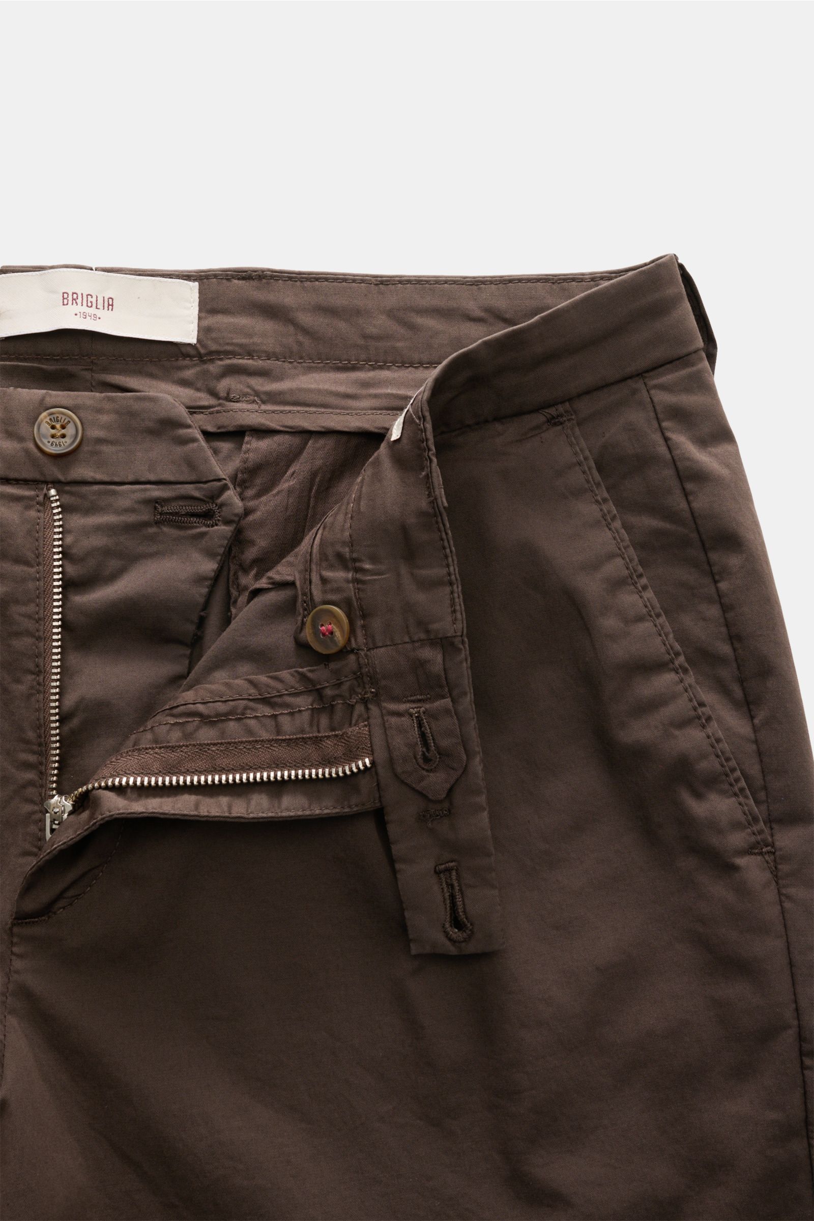 Briglia 1949 Bermudas dunkelbraun, Front nah, Slim Fit, elastische Baumwolle, weicher Griff, Reißverschluss, Bundknöpfe, Taschen, Saumaufschlag.