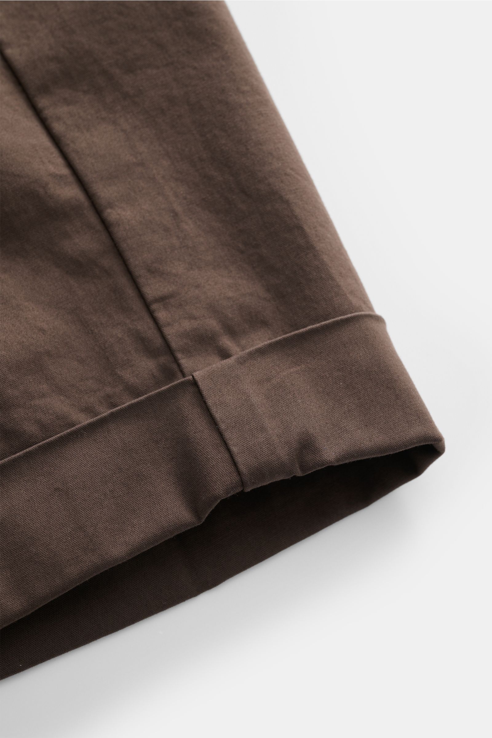 Briglia 1949 Bermudas dunkelbraun, Detailaufnahme Saumaufschlag, Slim Fit, elastische Baumwolle, weicher Griff, sportlich-lässig im Sommer.