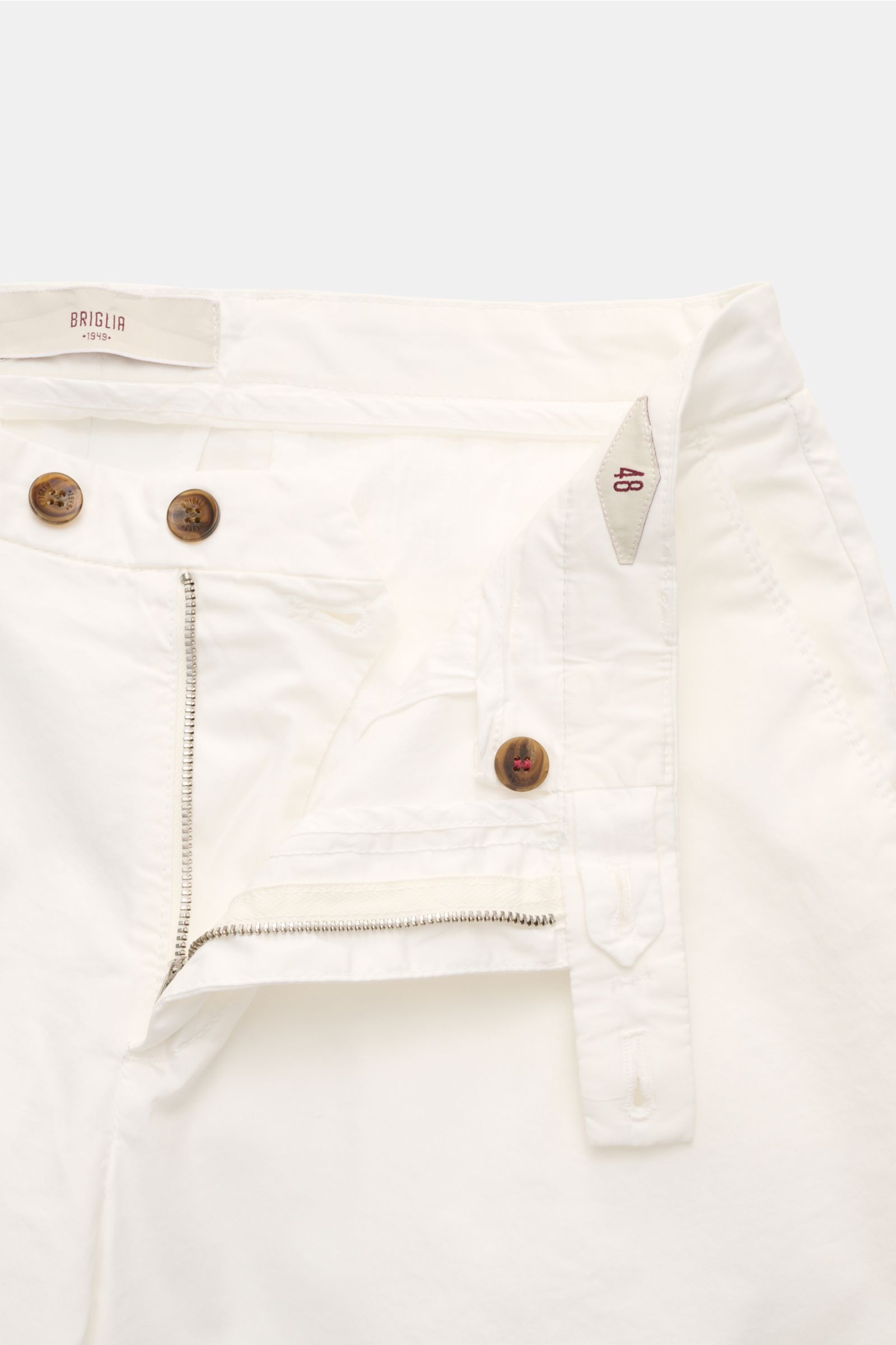 Close-up front view of Briglia 1949 Bermudas off-white showing zip, waist buttons, and fabric details in slightly stretchy cotton.

Description: Get a sporty and casual look this summer with BRIGLIA 1949: These Bermudas in slightly stretchy cotton have
