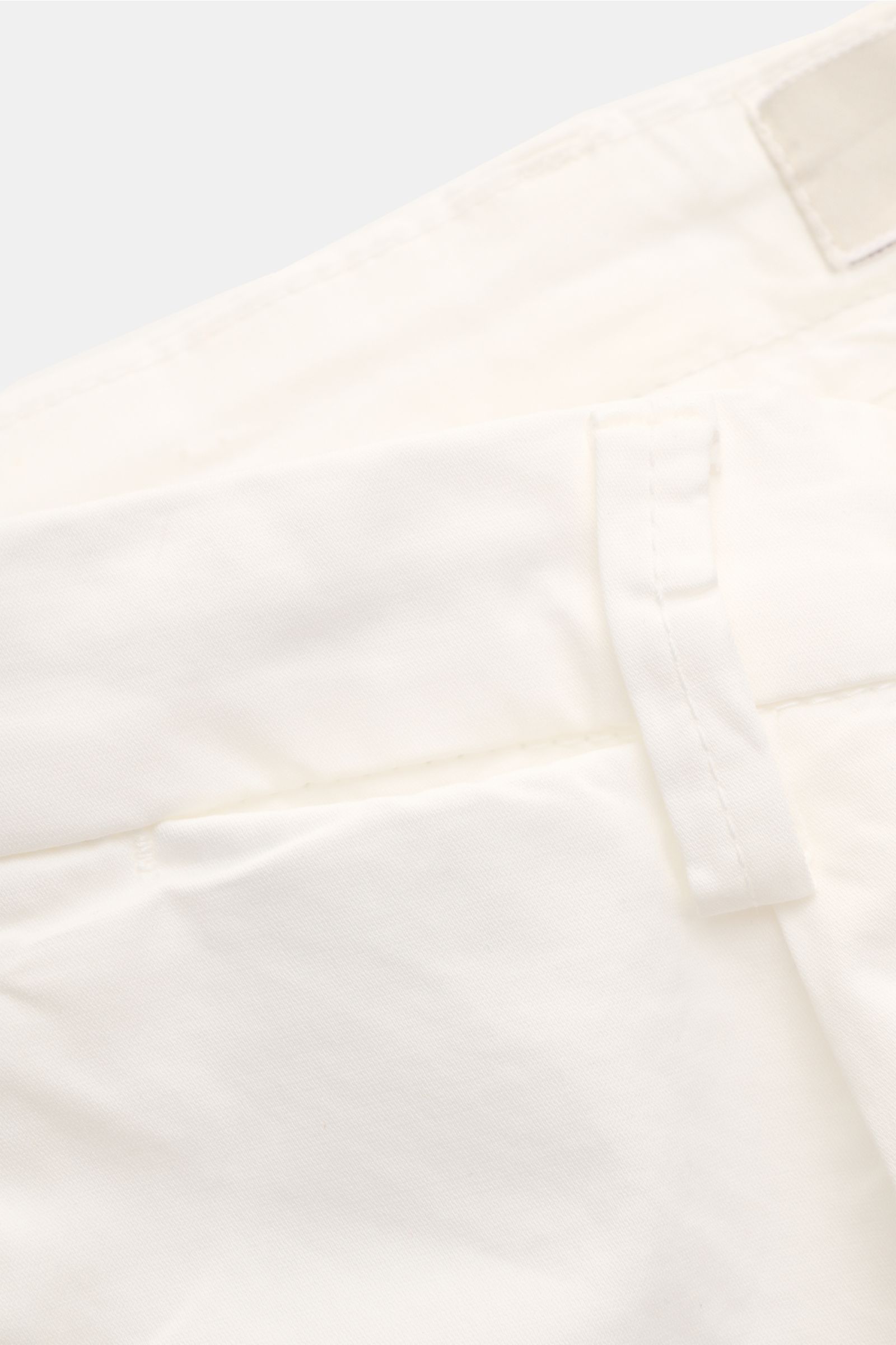 Alt tag (124 characters): Close-up front view of Briglia 1949 Bermudas off-white in slim fit elasticated cotton with pockets and fixed hem turn-up.

Additional description:  
Get a sporty and casual look this summer with BRIGLIA 1949: These Bermudas in