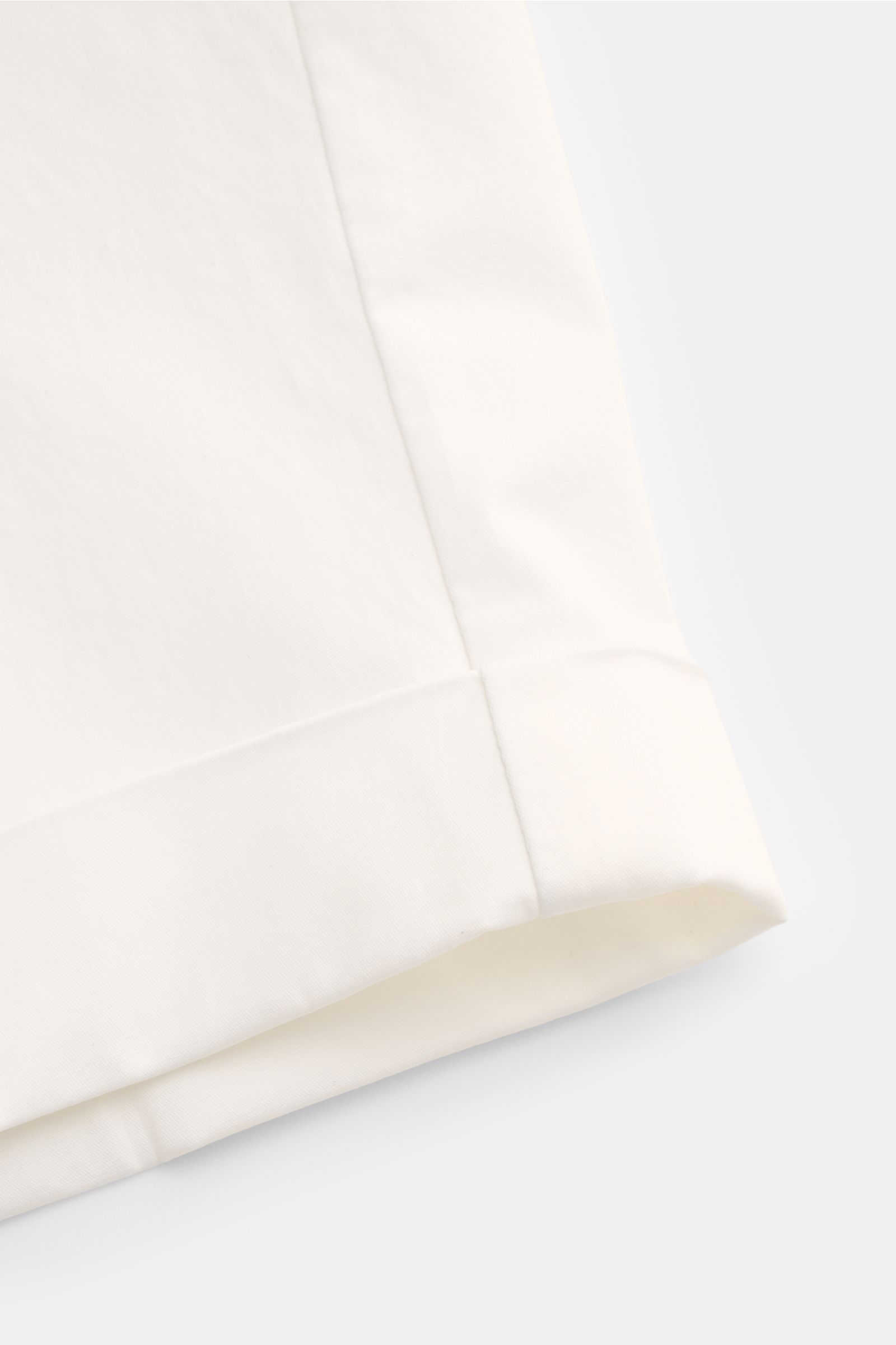 Close-up front view of Briglia 1949 Bermudas off-white showing fixed hem turn-up in elasticated cotton fabric.

Description: Get a sporty and casual look this summer with BRIGLIA 1949: These Bermudas in slightly stretchy cotton have a flattering slim f