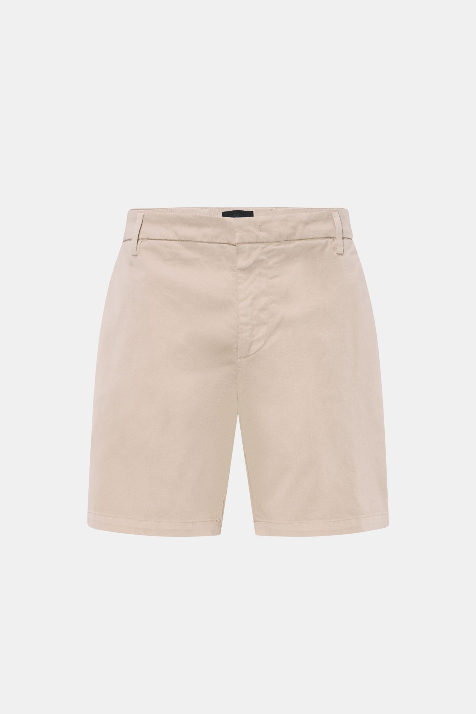Dondup Shorts 'Manheim' sand, frontale Ansicht, elastische Baumwolle, Regular Fit, hohe Leibhöhe, Reißverschluss, französische Taschen, Metall-Initial.