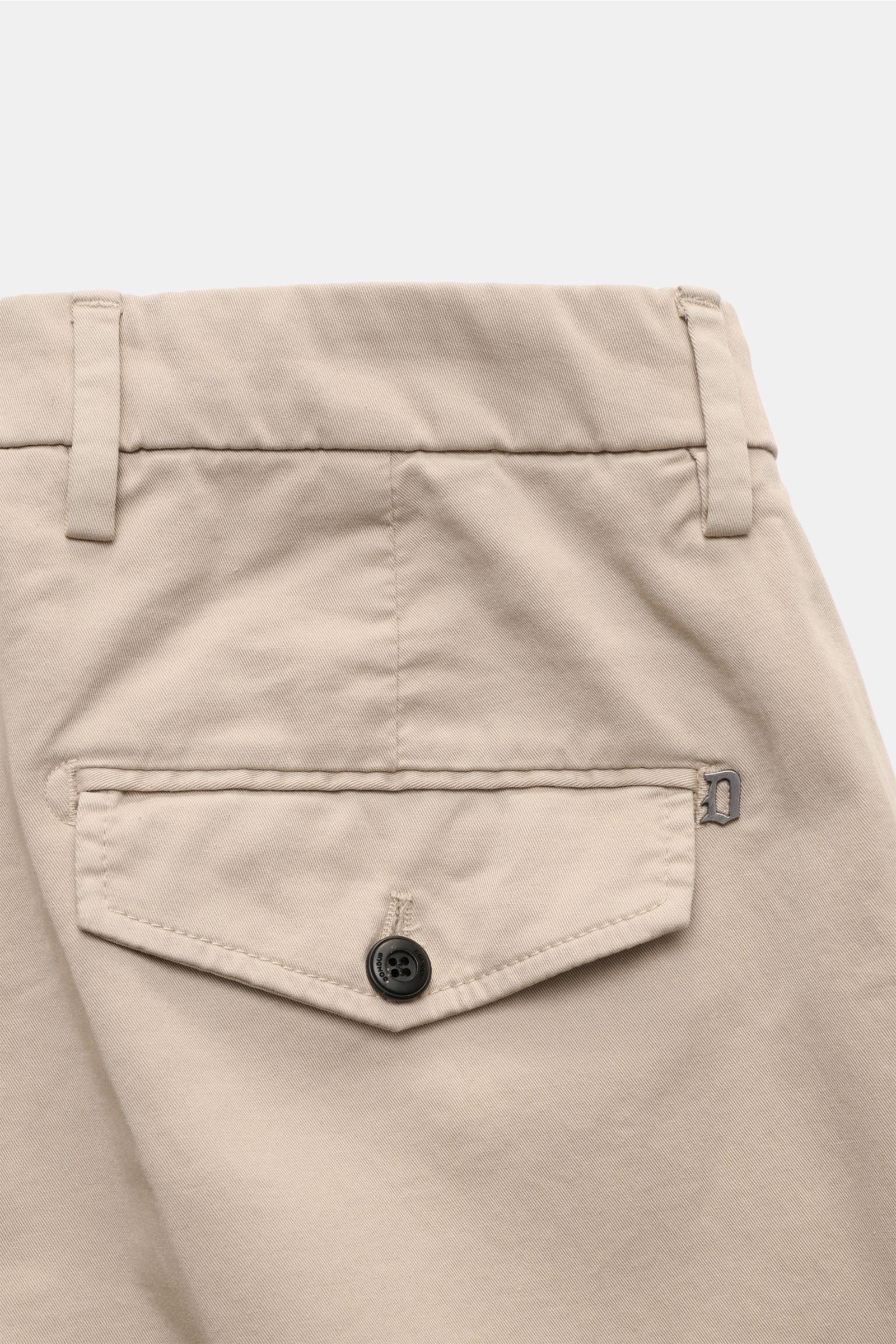 Dondup Shorts 'Manheim' sand in Nahaufnahme von hinten, elastische Baumwolle, Regular Fit, hohe Leibhöhe, Knopf-Gesäßtasche, Metall-Initial.