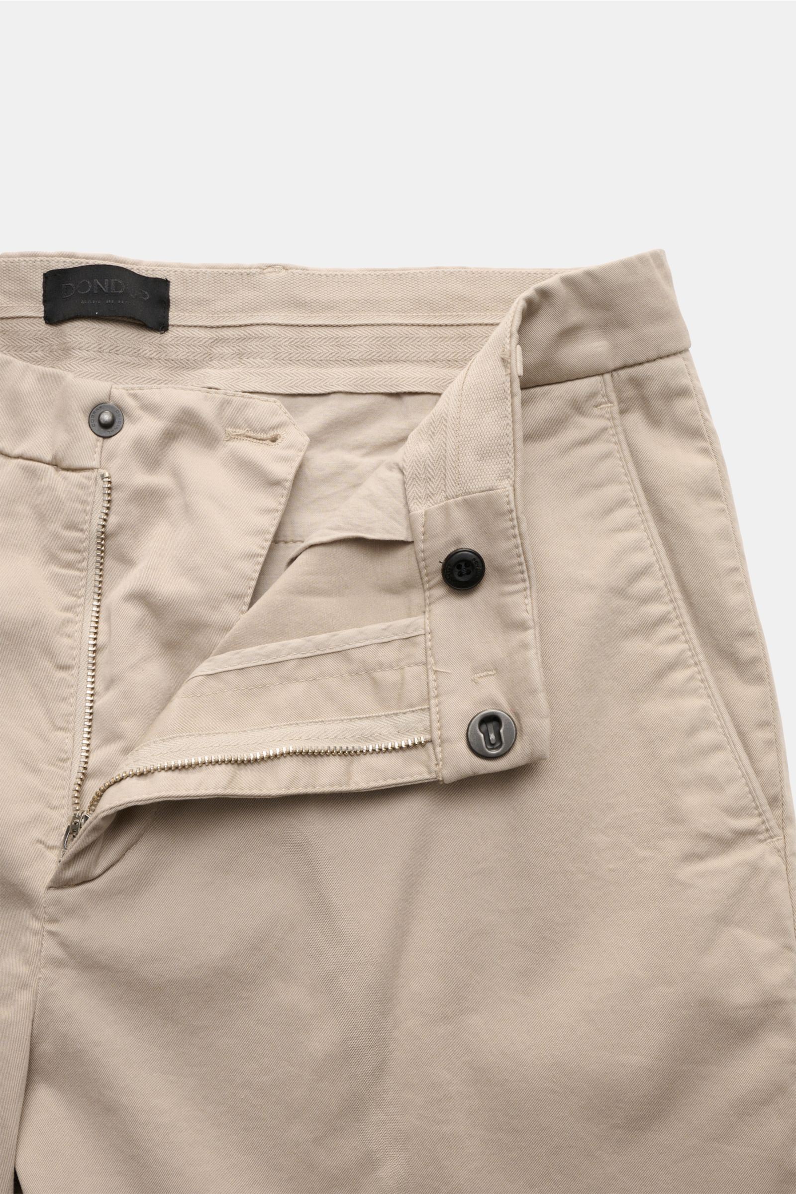 Dondup Shorts 'Manheim' sand aus elastischer Baumwolle, Regular Fit, hohe Leibhöhe, Reißverschluss, Slide-Button, französische Taschen, Detailansicht vorne.