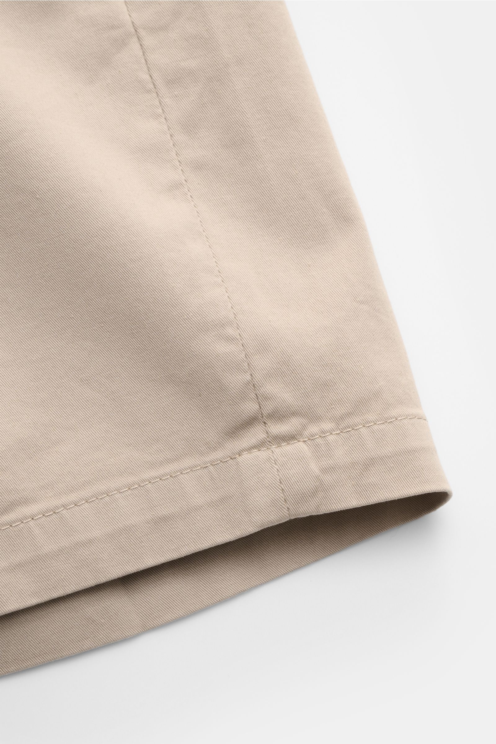 Dondup Shorts 'Manheim' sand im Detail von unten, Twill aus elastischer Baumwolle, Regular Fit, hohe Leibhöhe, weicher Griff.