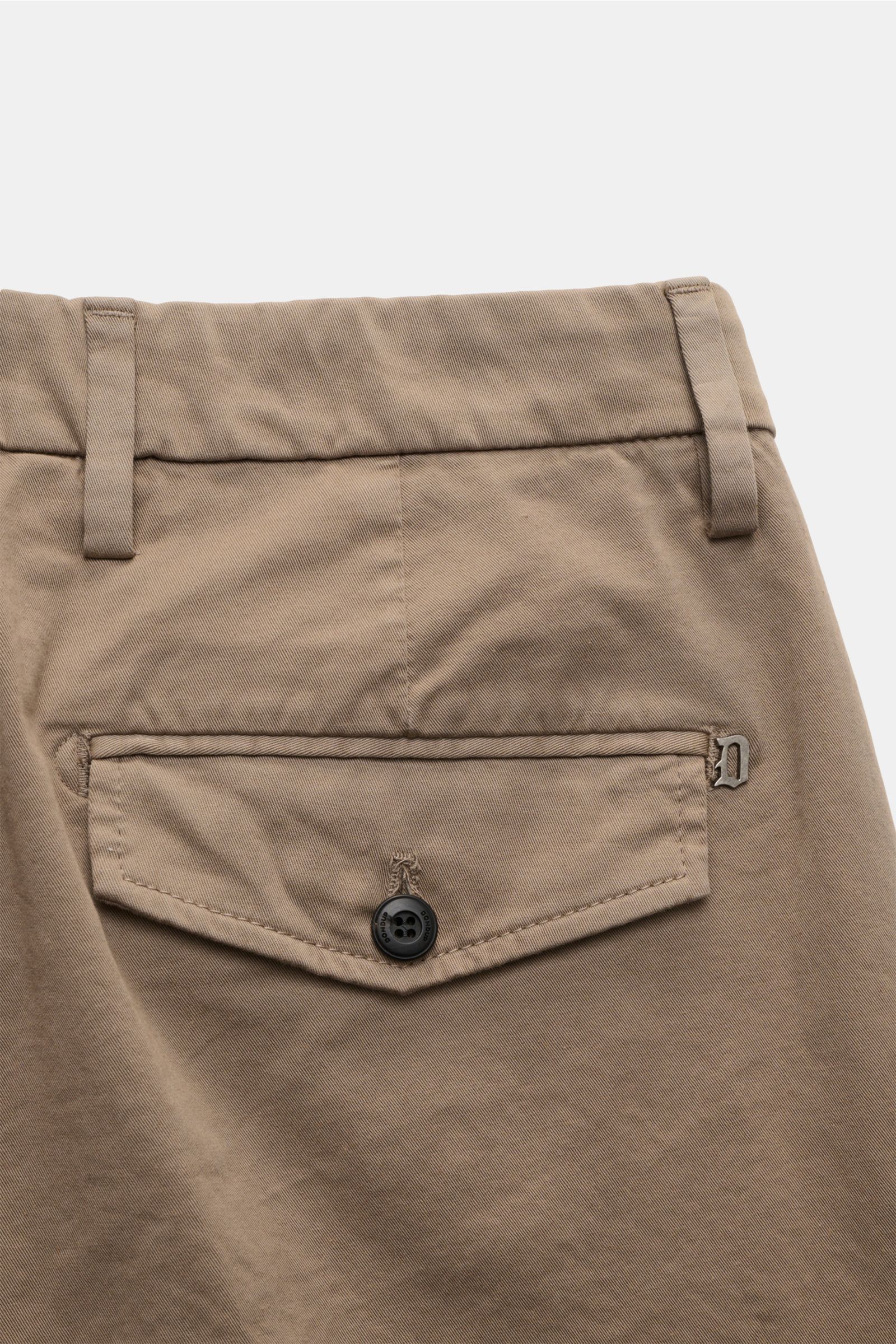 Nahaufnahme der Dondup Shorts 'Manheim' khaki von hinten, Detail der Gesäßtasche mit Patte, Knopf und Metall-Initial, elastische Baumwolle.
