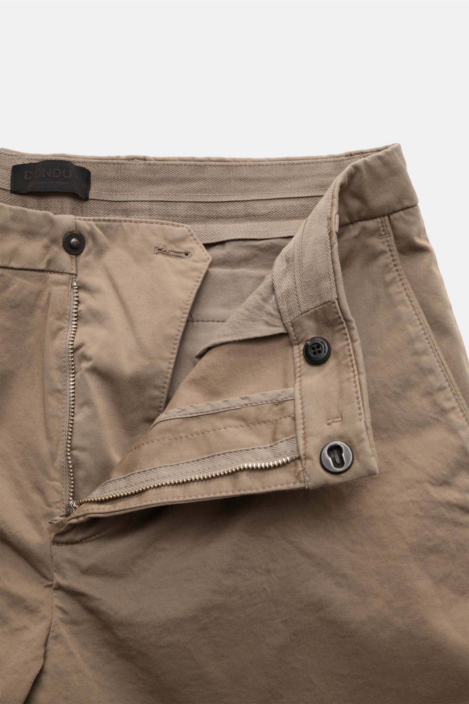 Dondup Shorts 'Manheim' khaki in Nahaufnahme von vorne mit offenem Reißverschluss, elastischer Baumwolle, Regular Fit und hohem Bund.