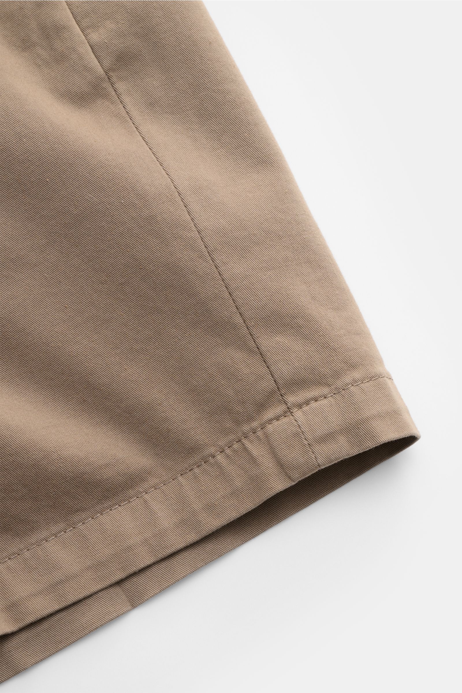Dondup Shorts 'Manheim' khaki im Nahaufnahme-Studiofoto, elastische Baumwolle, weicher Griff, Regular Fit, hohe Leibhöhe, mit Reißverschluss.