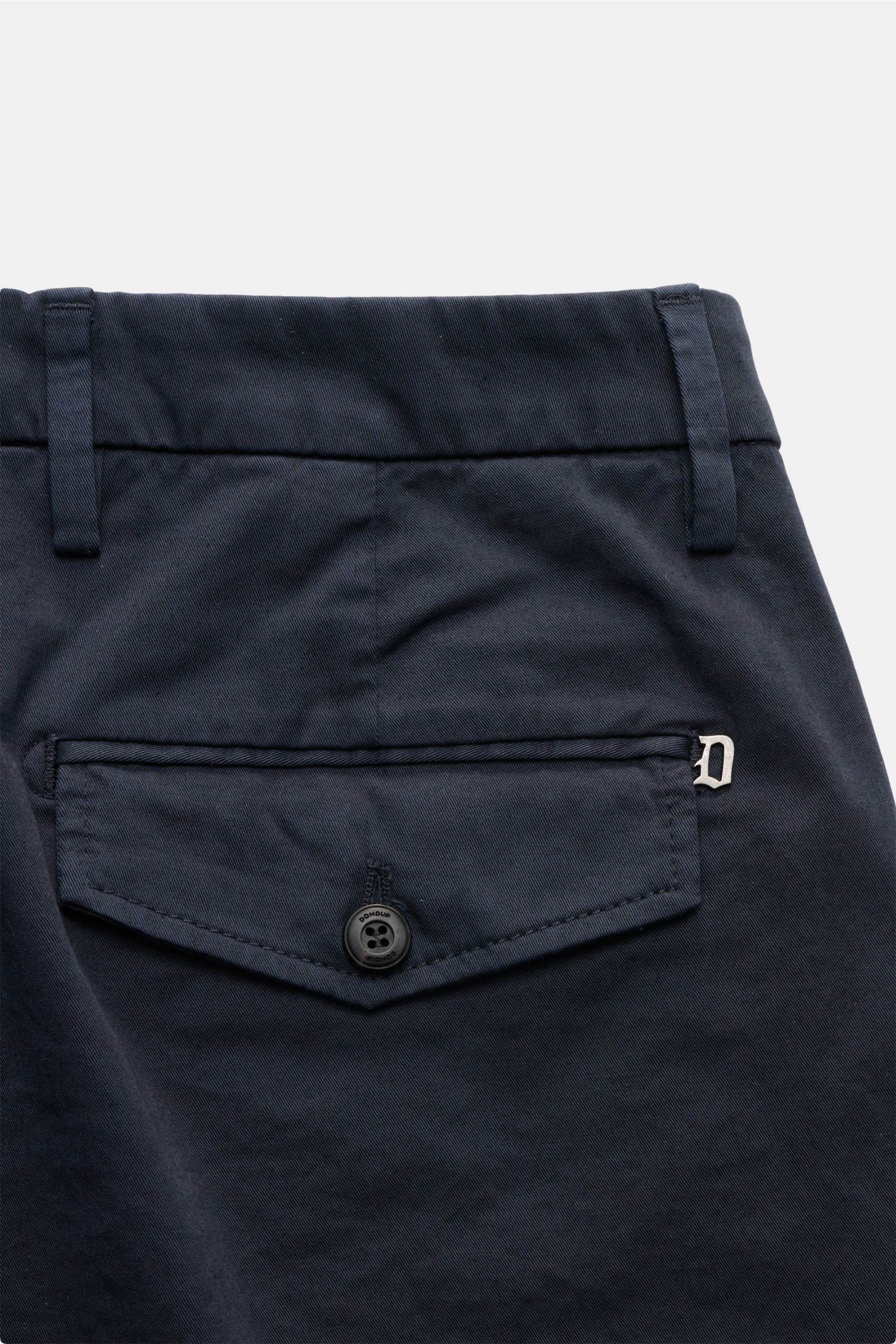 Dondup Shorts 'Manheim' navy, Detailaufnahme von hinten oben, elastische Baumwolle, hohe Leibhöhe, Gesäßtasche mit Patte, Metall-Initial D.