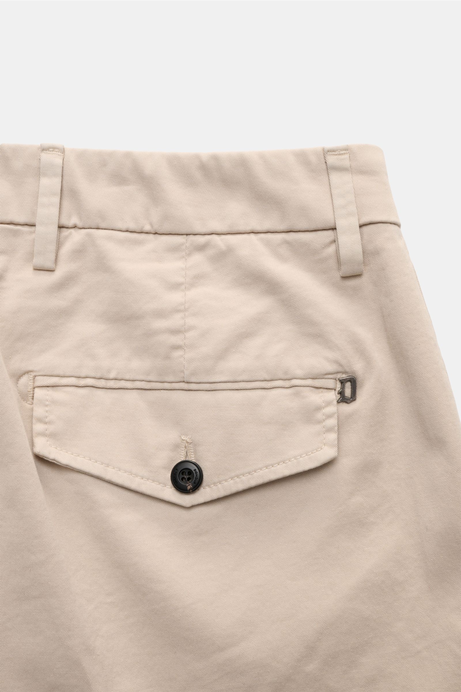 Dondup Shorts 'Manheim' beige, Rückansicht, elastische Baumwolle, weicher Griff, Gesäßtasche mit Patte, Metall-Initial, Regular Fit, hohe Leibhöhe.