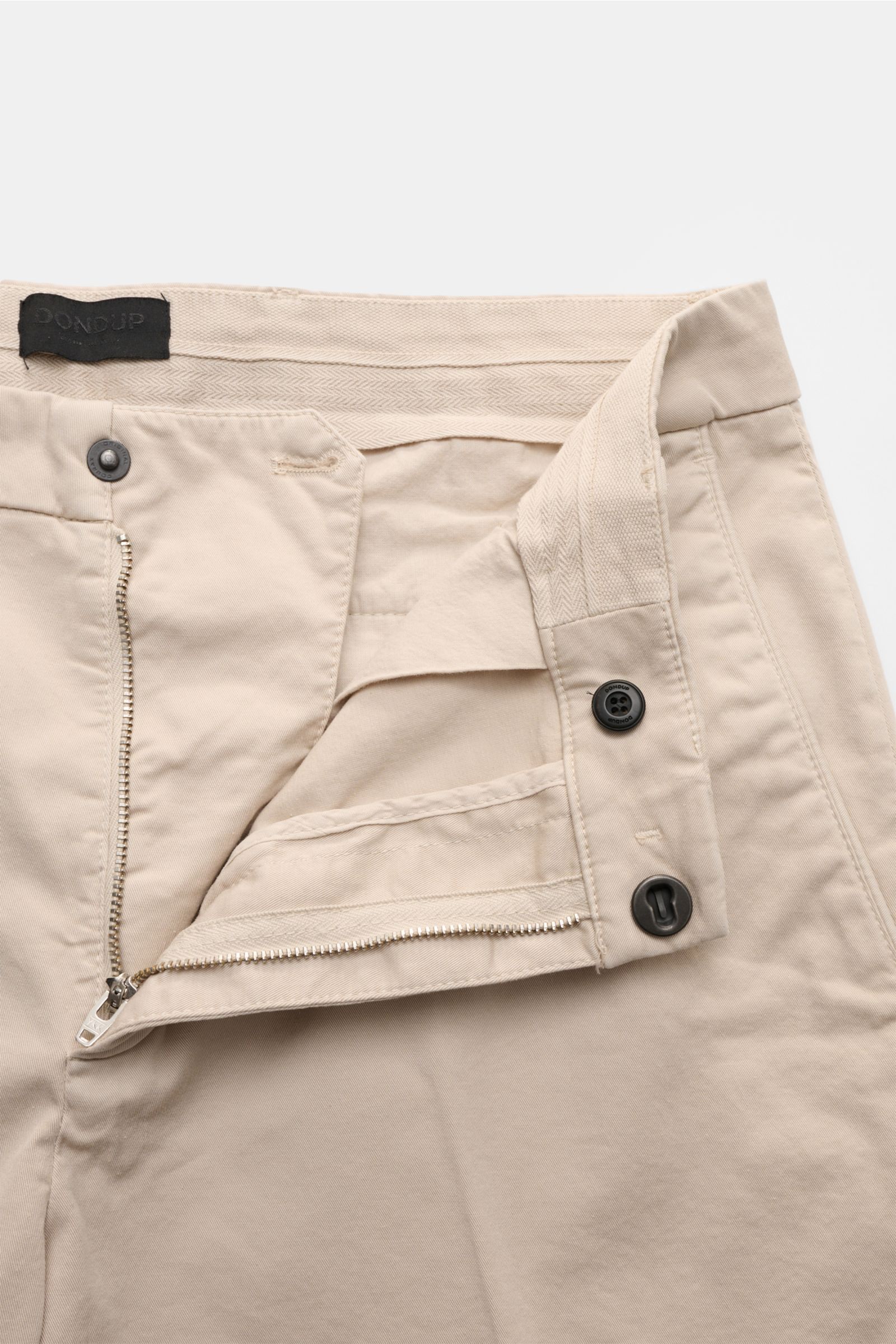 Dondup Shorts 'Manheim' beige aus elastischer Baumwolle, Regular Fit mit Reißverschluss, Slide-Button, Taschen und Metall-Initial, Frontansicht.