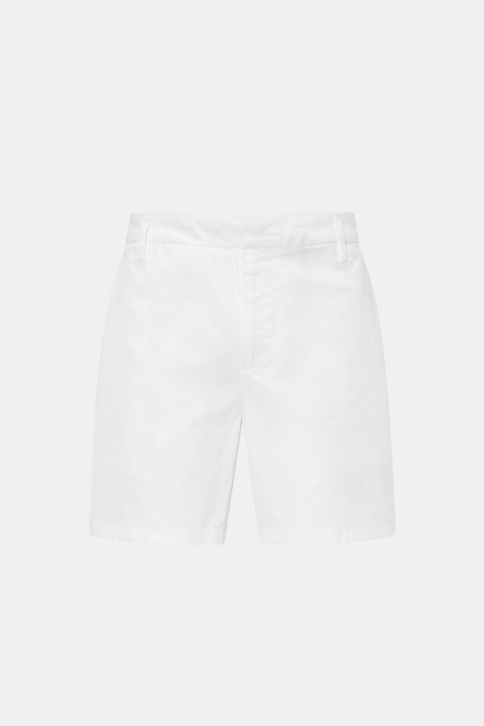 Dondup Shorts 'Manheim' weiß, Frontansicht, Regular Fit aus elastischer Baumwolle mit hoher Leibhöhe, Reißverschluss, Slide-Button, französischen Taschen und Gesäßtaschen mit Patte und Knopf.