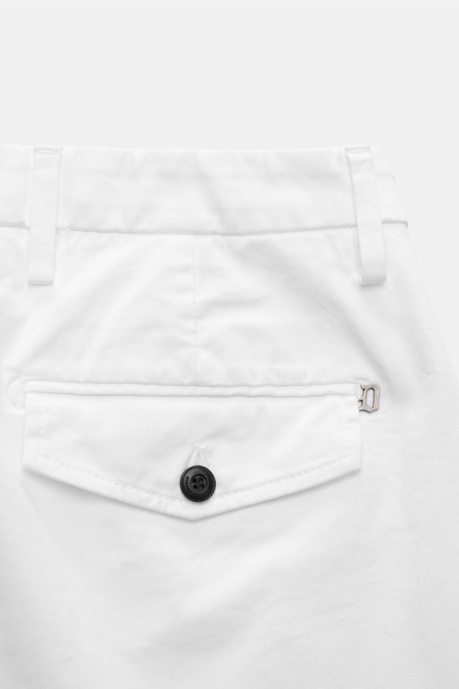 Nahaufnahme der Gesäßtasche mit Patte und Knopf der Dondup Shorts 'Manheim' weiß aus elastischer Baumwolle, fotografiert von hinten.