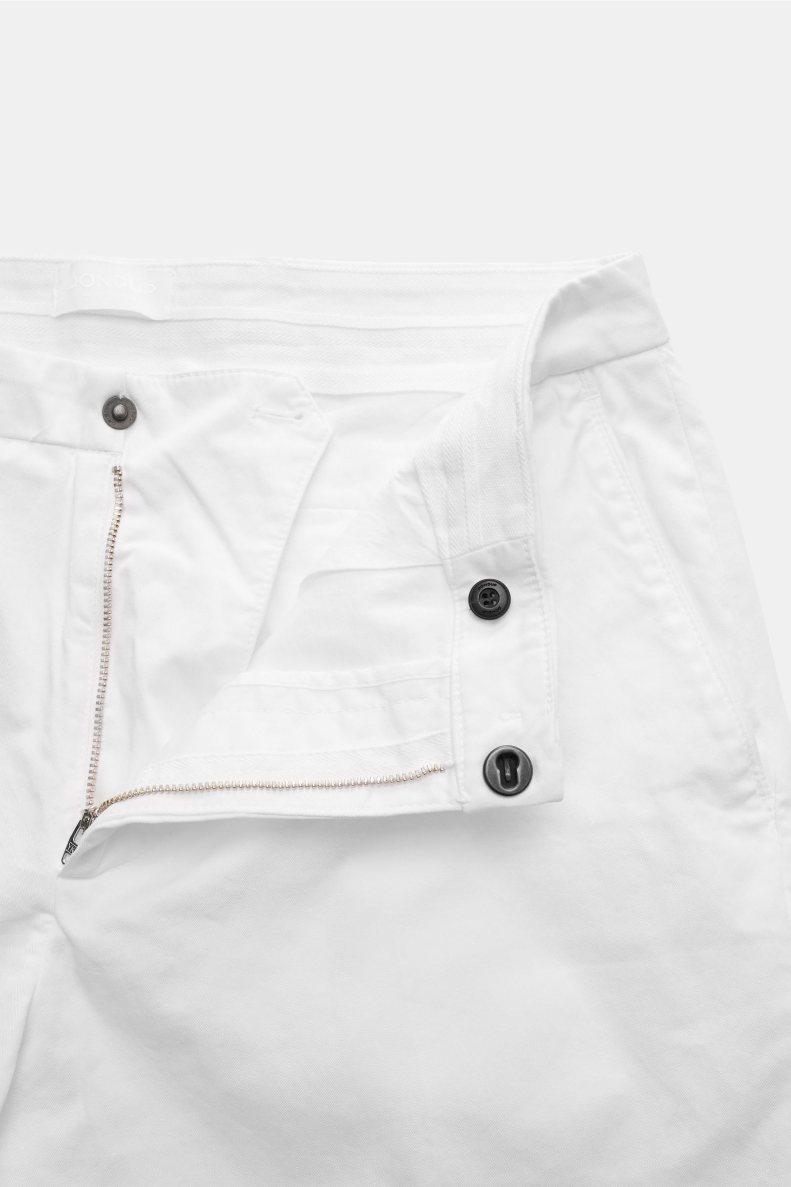 Dondup Shorts 'Manheim' weiß, frontale Nahaufnahme mit offenem Reißverschluss, elastische Baumwolle, Regular Fit, hohe Leibhöhe, Metall-Initial.