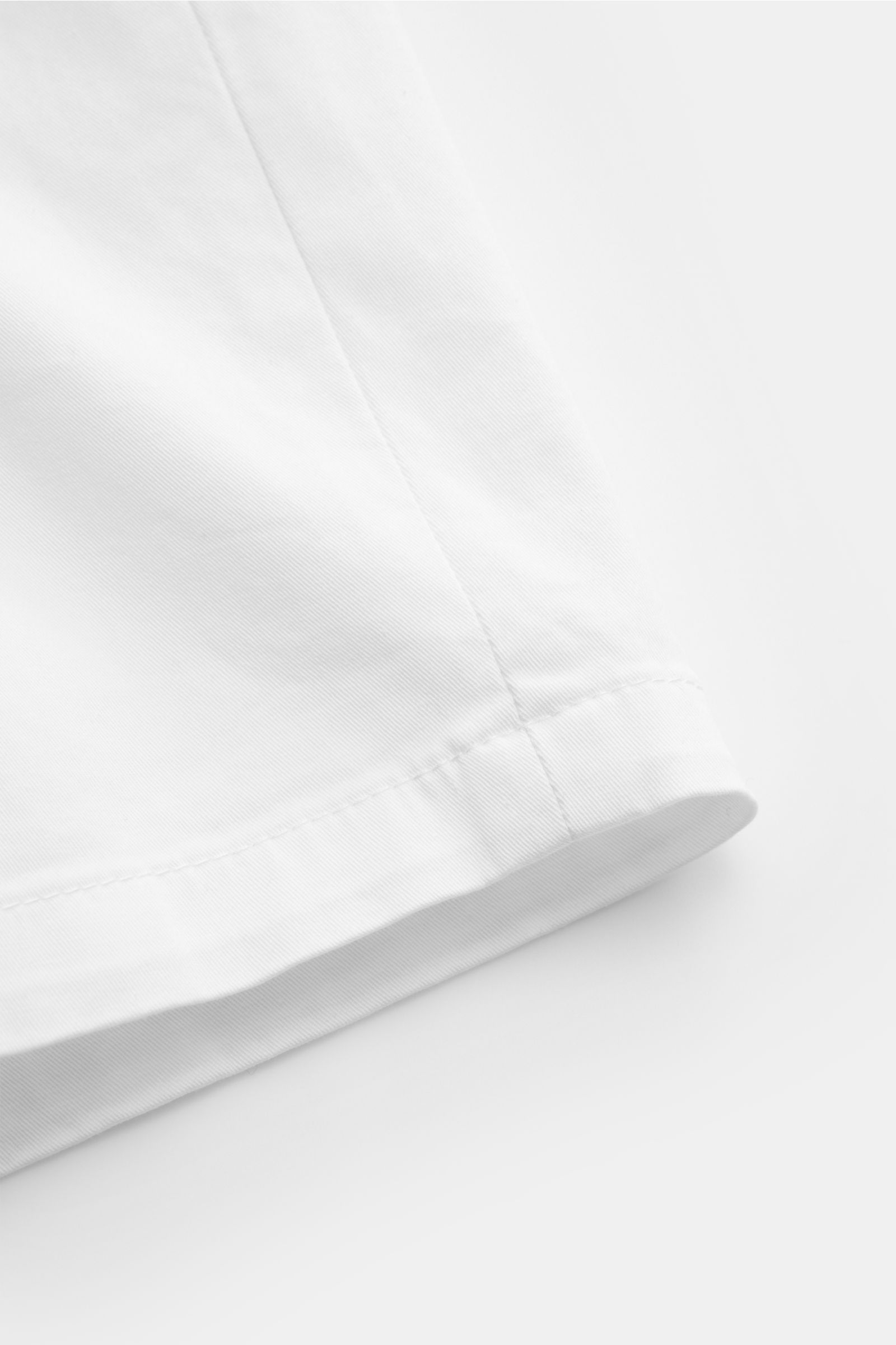 Close-up der weißen Dondup Shorts 'Manheim' aus elastischer Baumwolle mit weichem Griff, Regular Fit und hoher Leibhöhe, seitliche Naht sichtbar.