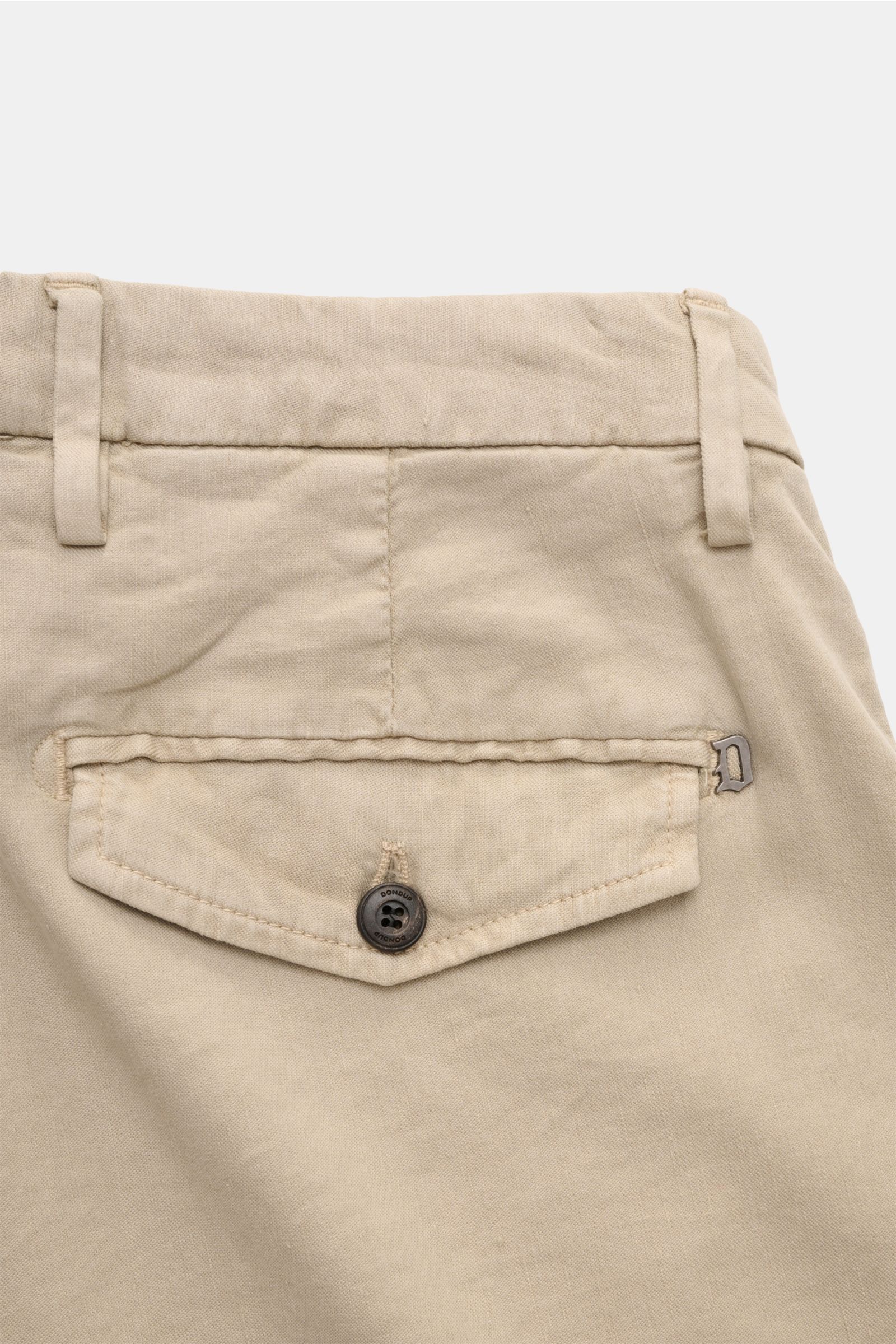 Alt tag (124 characters): Close-up rear view of Dondup Shorts 'Manheim' beige made from soft, stretchy linen and lyocell blend with buttoned back pocket.

Description: Enjoy carefree days in the warm weather – the 'Manheim' shorts by DONDUP are the per