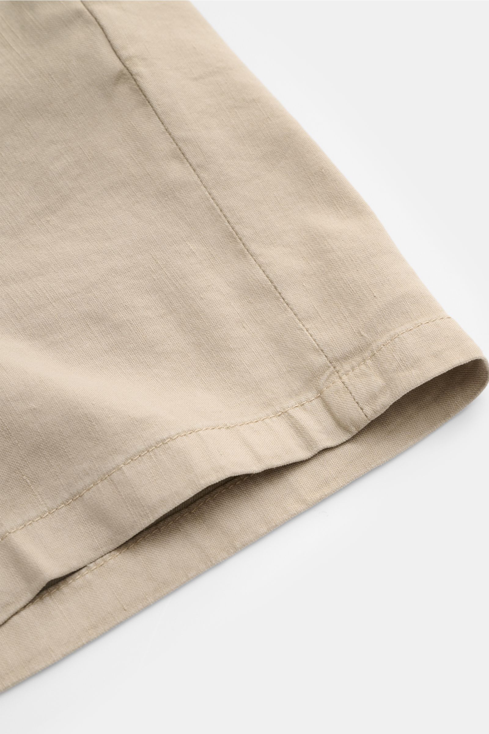 Close-up side view of Dondup Shorts 'Manheim' beige hem, showing soft linen-lyocell blend fabric and detailed stitching.

Enjoy carefree days in the warm weather – the 'Manheim' shorts by DONDUP are the perfect choice for summer outfits. Made from a st
