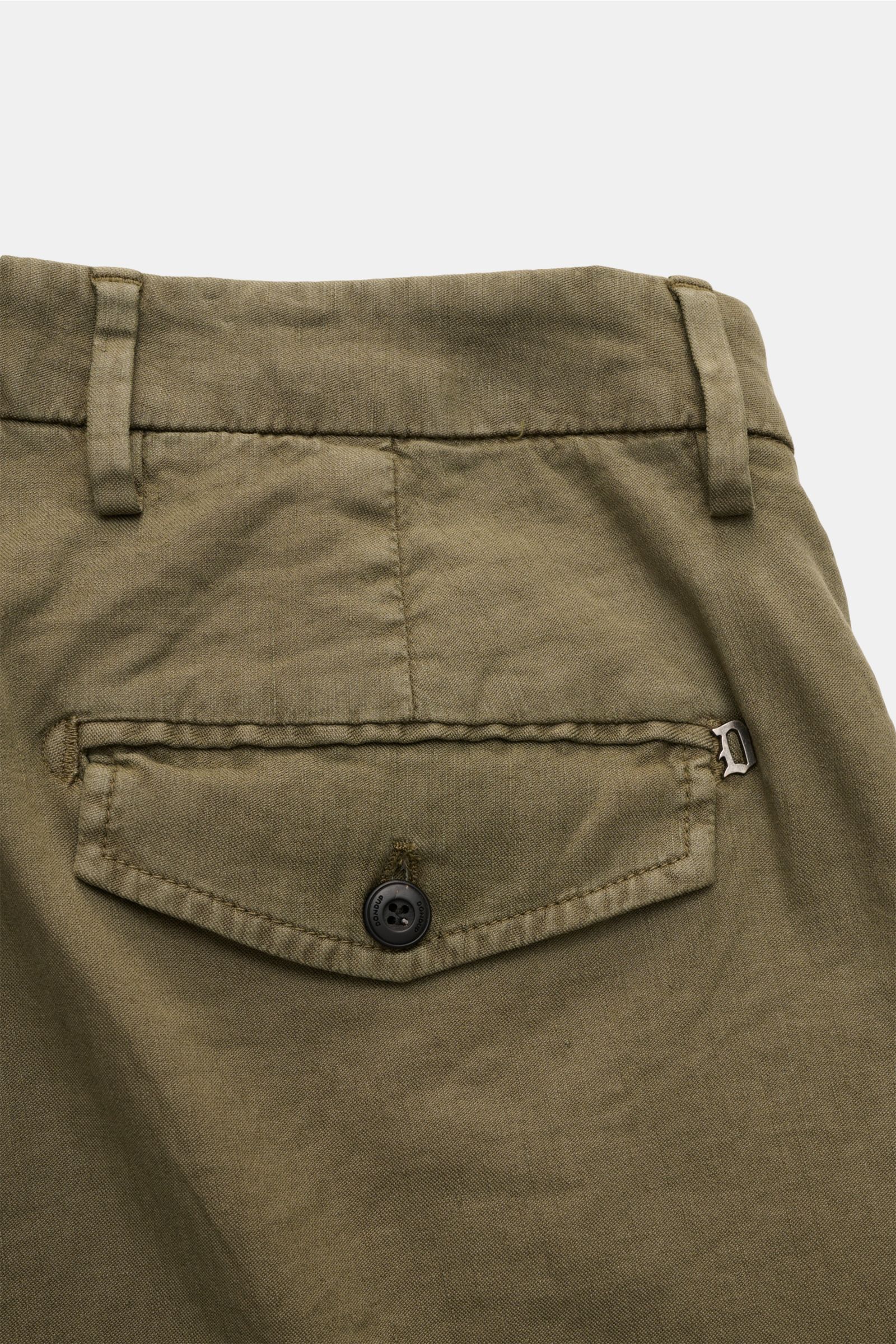 Dondup Shorts 'Manheim' oliv, Detailaufnahme Rückseite mit Gesäßtasche, Knopf, Metall-Initial, Leinen-Lyocell-Mix, weicher Griff, Regular Fit