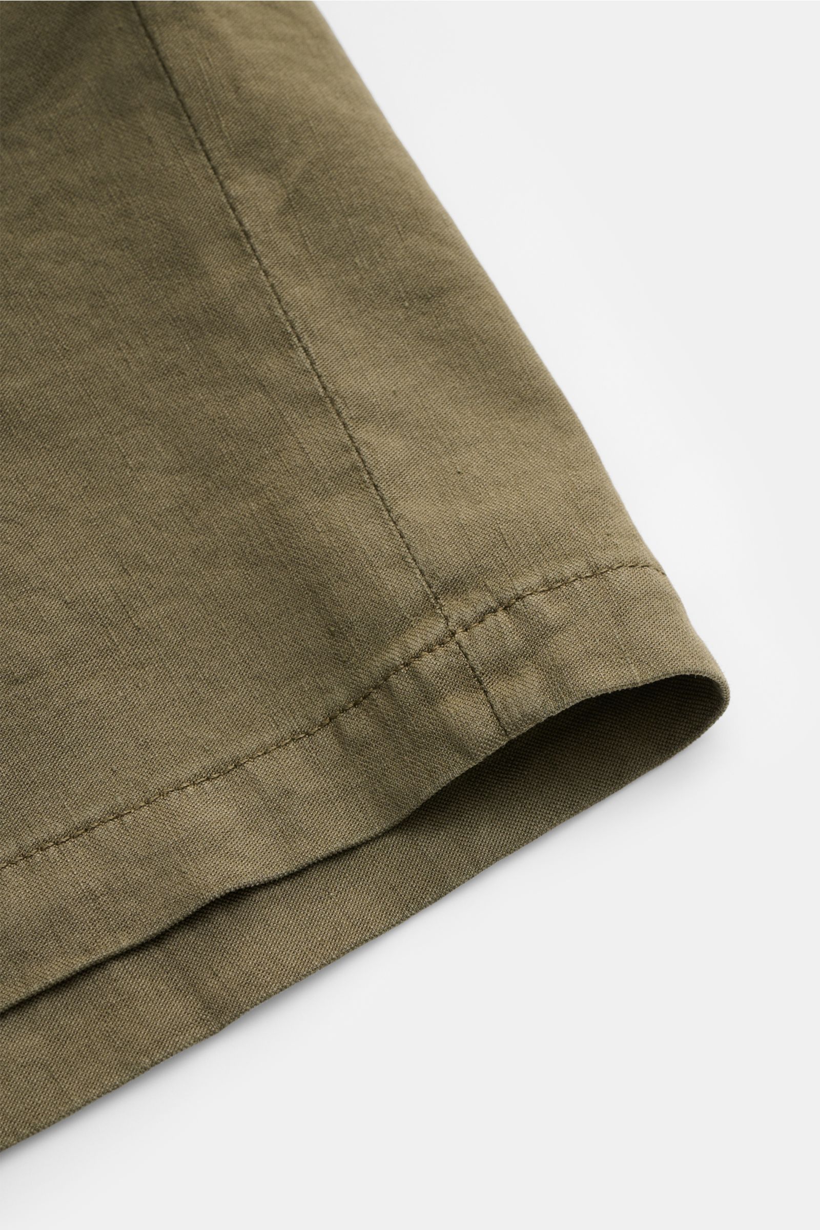 Nahaufnahme der olivfarbenen Dondup Shorts 'Manheim', Detailansicht des Saums aus elastischem Leinen-Lyocell-Mix mit weichem Griff.