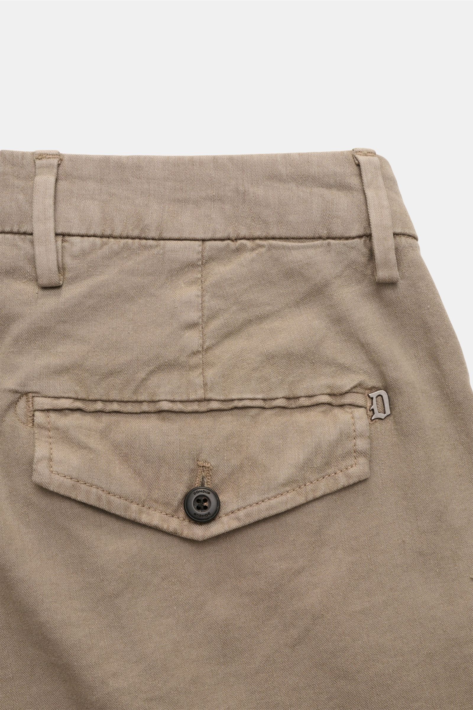 Dondup Shorts 'Manheim' taupe, Detailansicht der Rückseite, weiches Leinen-Lyocell, Regular Fit, französische Taschen, Metall-Initial D.