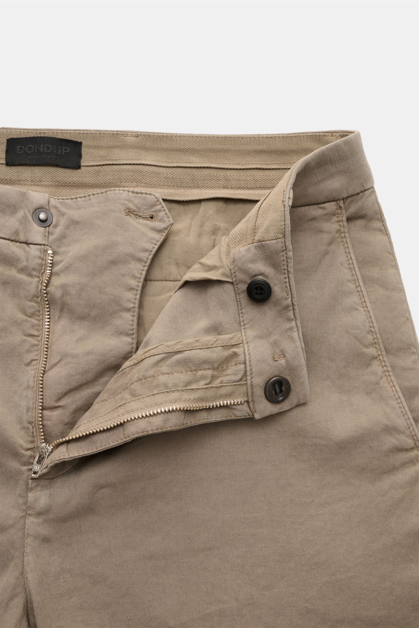Dondup Shorts 'Manheim' taupe, elastisch aus Leinen-Lyocell, geöffneter Bund mit Reißverschluss, Slide-Button, Detailansicht von vorne.