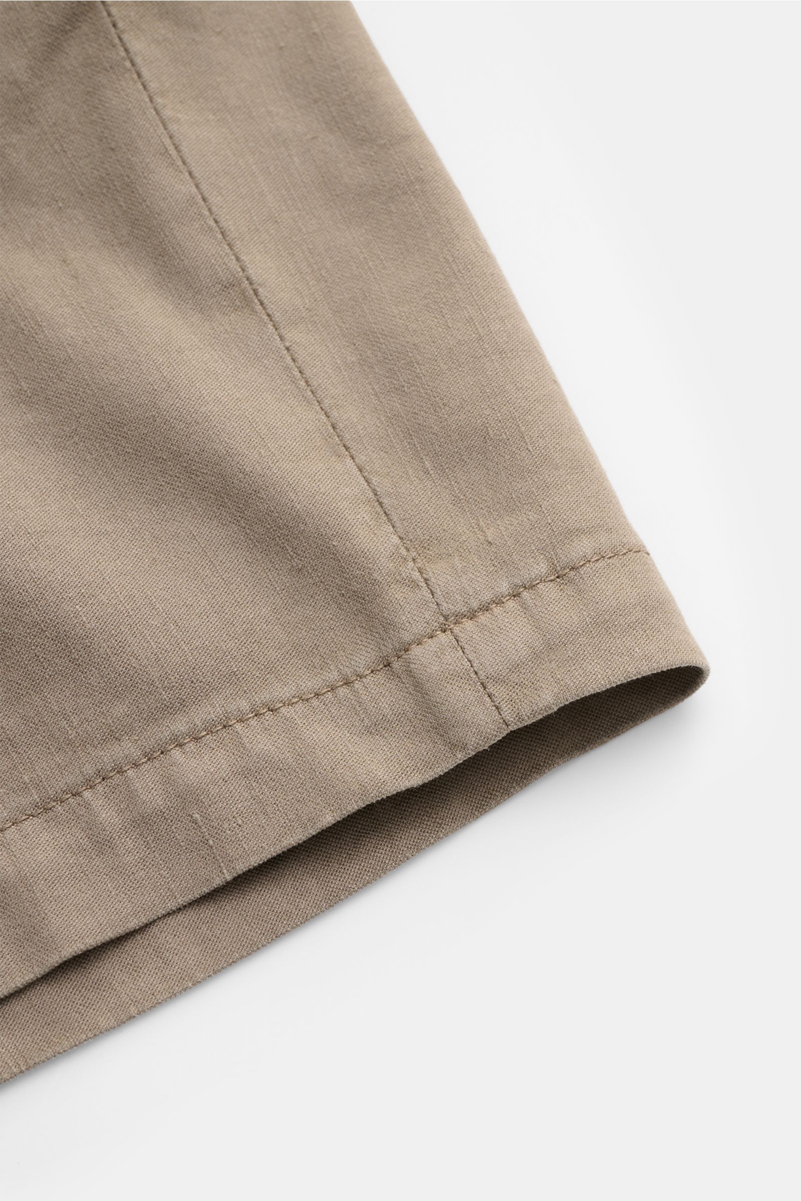 Nahaufnahme des Saumabschnitts der Dondup Shorts 'Manheim' taupe, elastischer Leinen-Lyocell-Mix, weicher Griff, garment dyed.