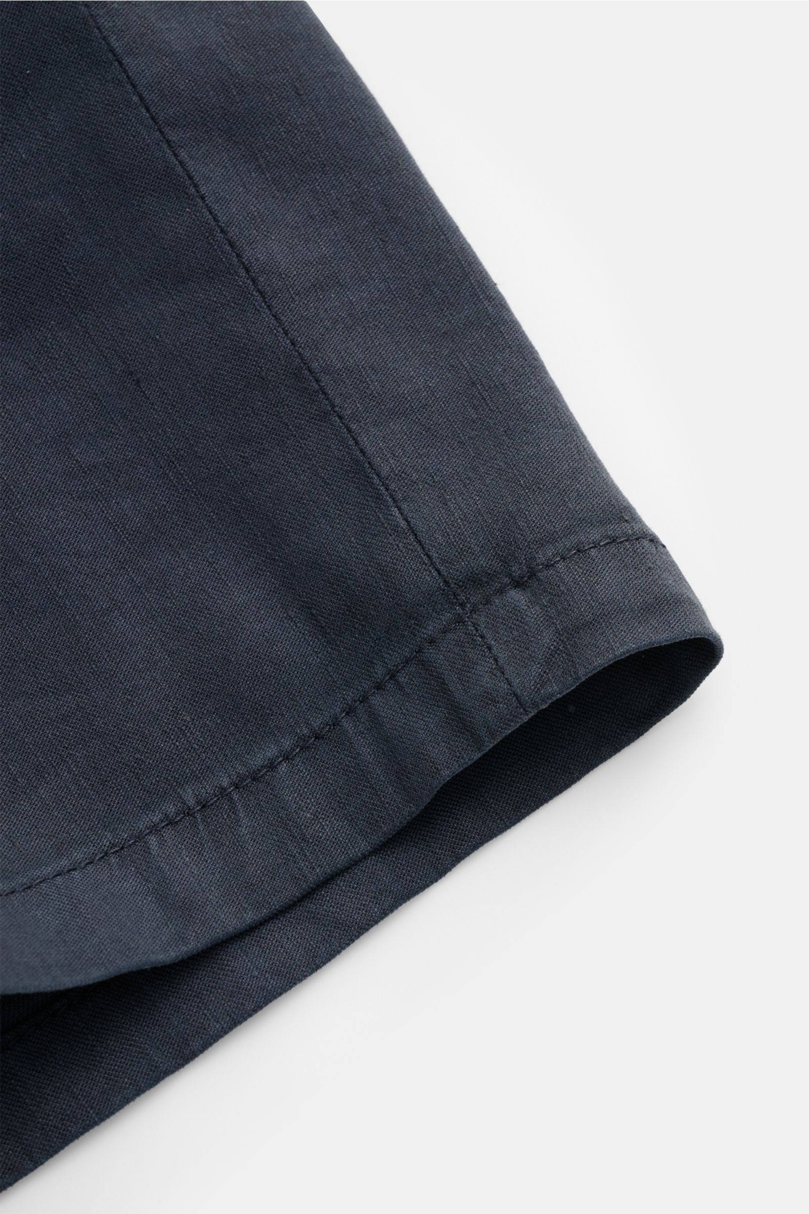 Close-up view of the hem and seam detail of Dondup Shorts 'Manheim' navy, showcasing the soft, elasticated linen and lyocell fabric with garment-dyed finish.

Enjoy carefree days in the warm weather – the 'Manheim' shorts by DONDUP are the perfect choi