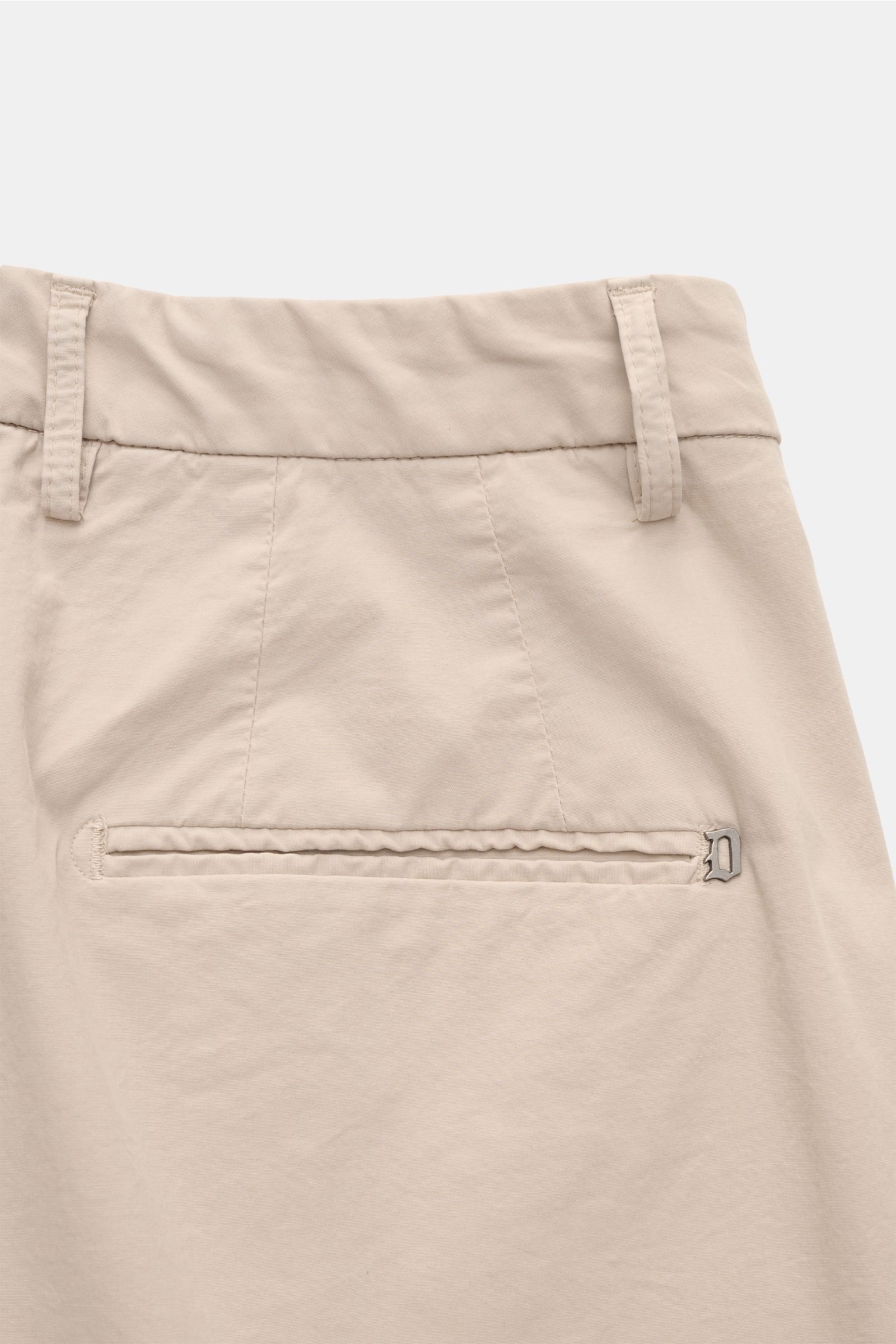 Dondup Shorts 'Ethan' sand in Nahaufnahme von hinten, Regular Fit aus leicht elastischer Baumwolle mit weichem Griff, fixiertem Saumaufschlag, Bundfalte und paspelierten Gesäßtaschen.