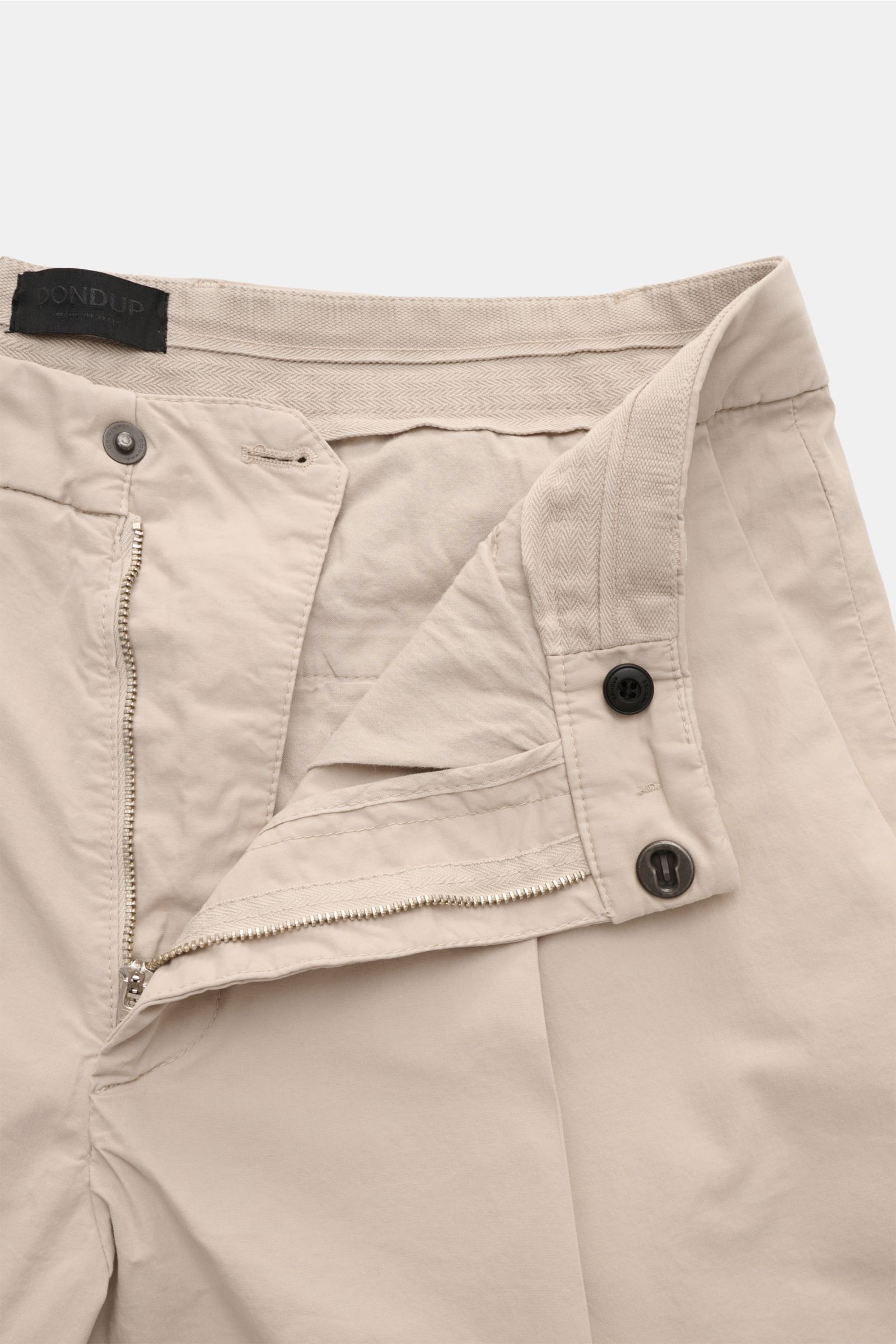 Dondup Shorts 'Ethan' sand im Close-up von oben, leichte Baumwolle, weicher Griff, Regular Fit, Reißverschluss, Bundfalte, fixierter Saumaufschlag.