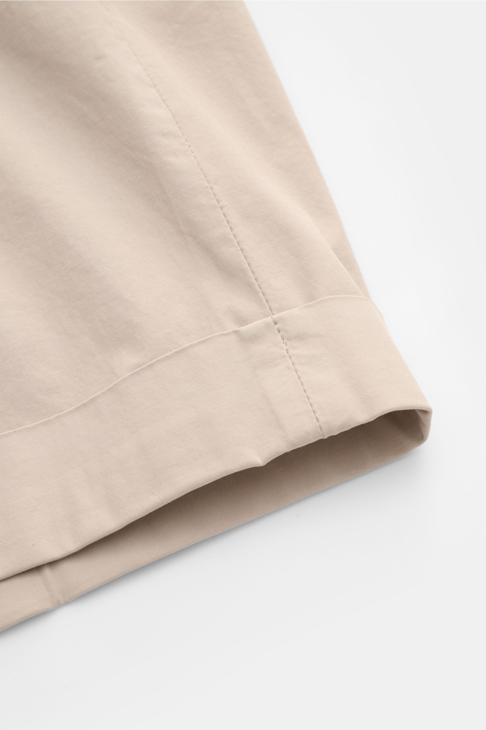 Nahaufnahme der fixierten Saumaufschläge der Dondup Shorts 'Ethan' sand, gefertigt aus leicht elastischer Baumwolle mit weichem Griff.