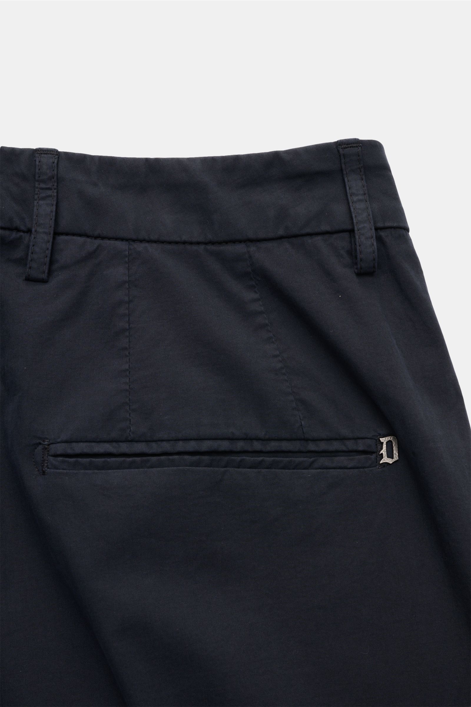 Dondup Shorts 'Ethan' navy Detailaufnahme von hinten oben, paspelierte Gesäßtasche mit Metall-Initial aus leicht elastischer Baumwolle.