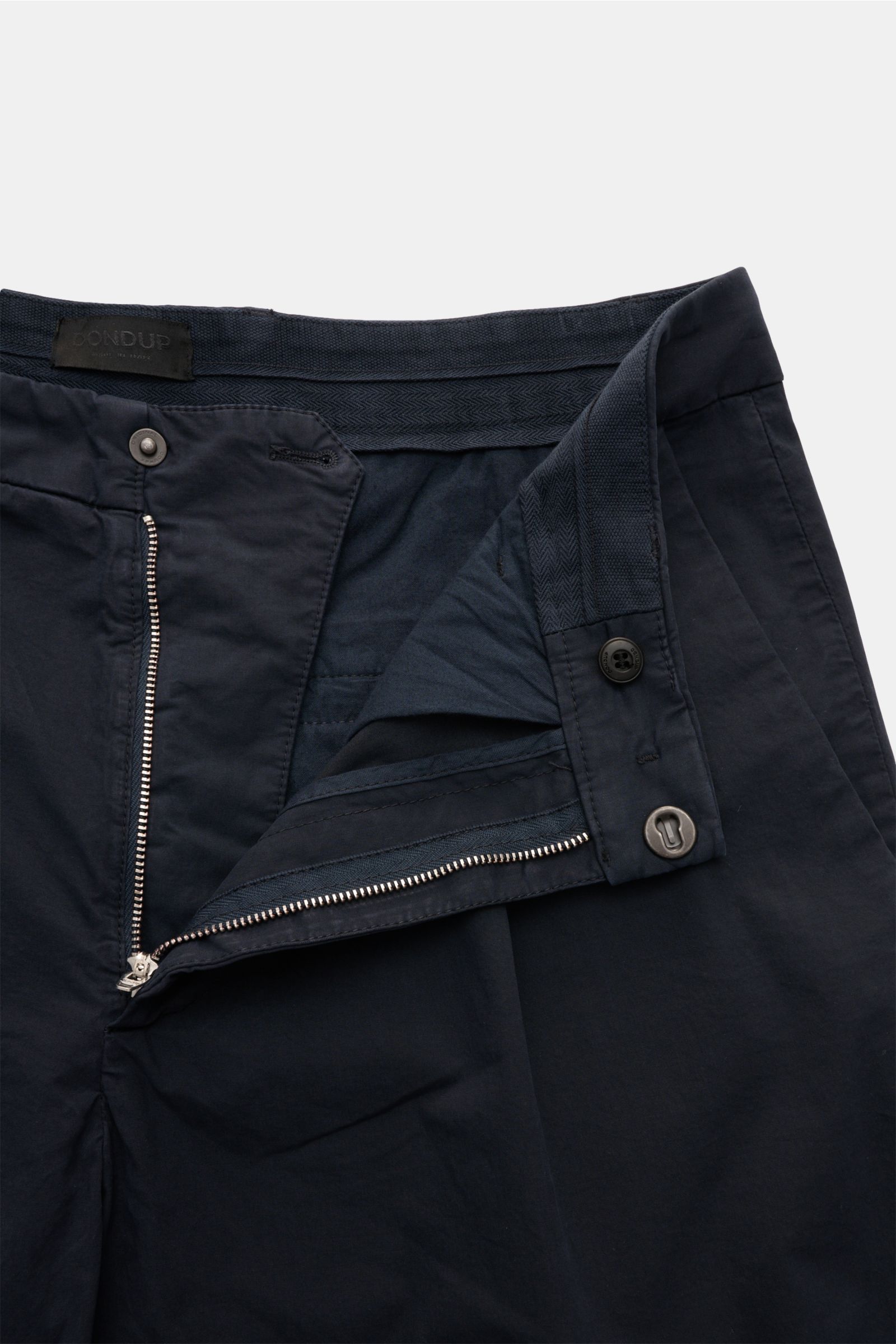 Detailaufnahme der Dondup Shorts 'Ethan' navy von innen mit offenem Reißverschluss, weicher, leicht elastischer Baumwolle, Bundfalte und fixiertem Saumaufschlag.