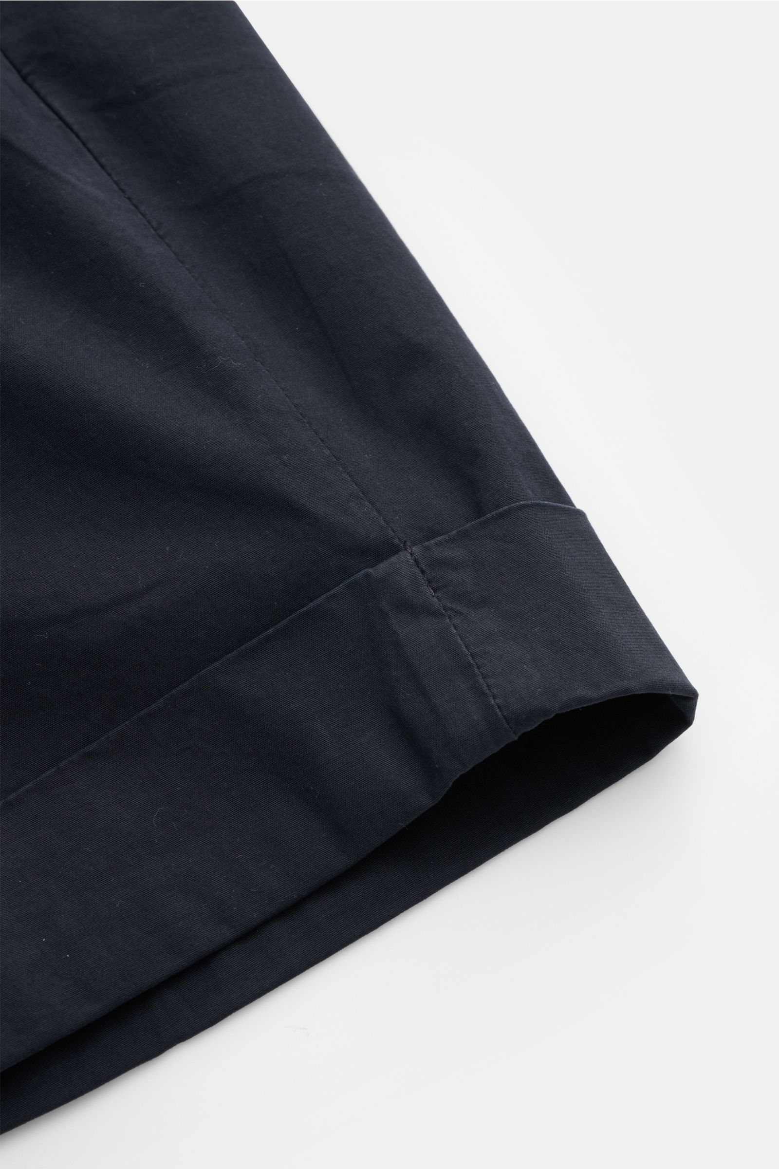 Dondup Shorts 'Ethan' navy im Close-up von unten, leichte Baumwolle, weicher Griff, fixierter Saumaufschlag, Regular Fit.