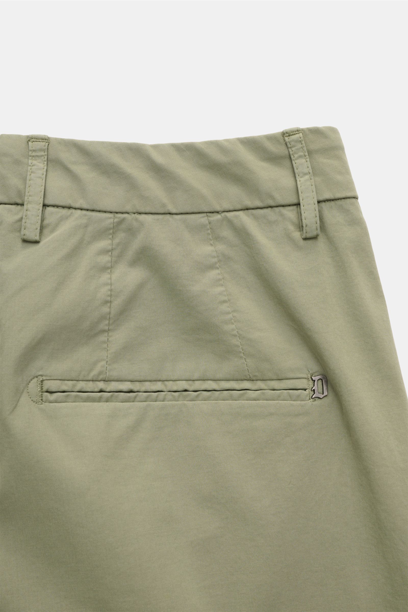 Dondup Shorts 'Ethan' graugrün, Rückansicht mit paspelierter Gesäßtasche, Metall-Initial, fixiertem Saumaufschlag, Baumwolle, Regular Fit.